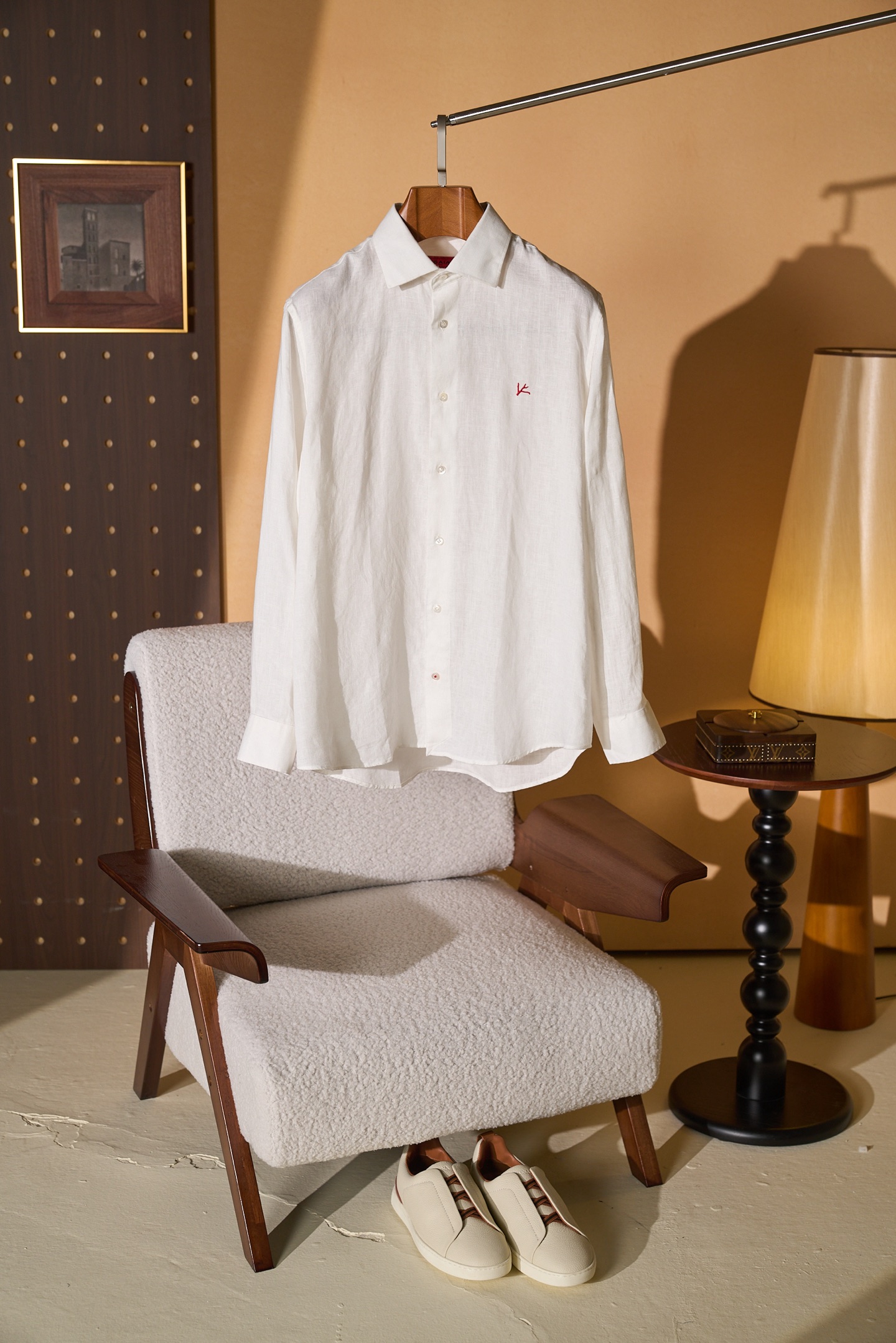 New#🟥ISAIA这件白色亚麻衬衫，直接把“干净又高级”焊在了身上。自带柔光滤镜的纯白色，清爽又治愈，