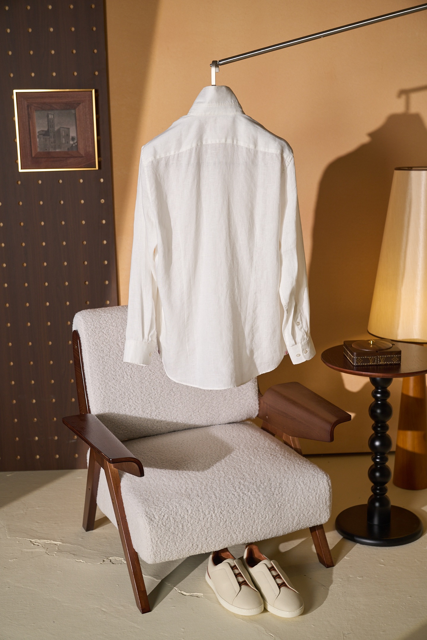 New#🟥ISAIA这件白色亚麻衬衫，直接把“干净又高级”焊在了身上。自带柔光滤镜的纯白色，清爽又治愈，