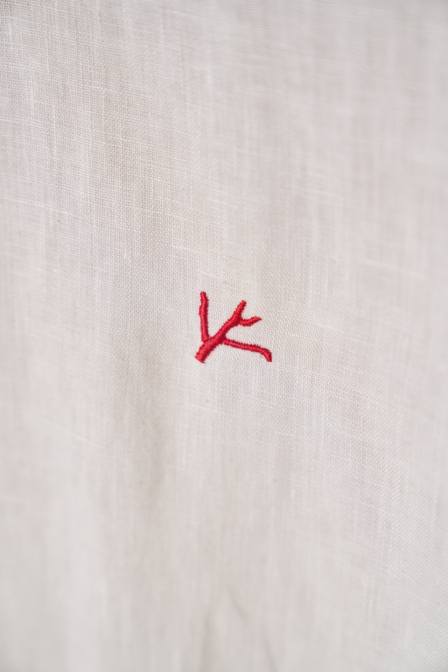 New#🟥ISAIA这件白色亚麻衬衫，直接把“干净又高级”焊在了身上。自带柔光滤镜的纯白色，清爽又治愈，