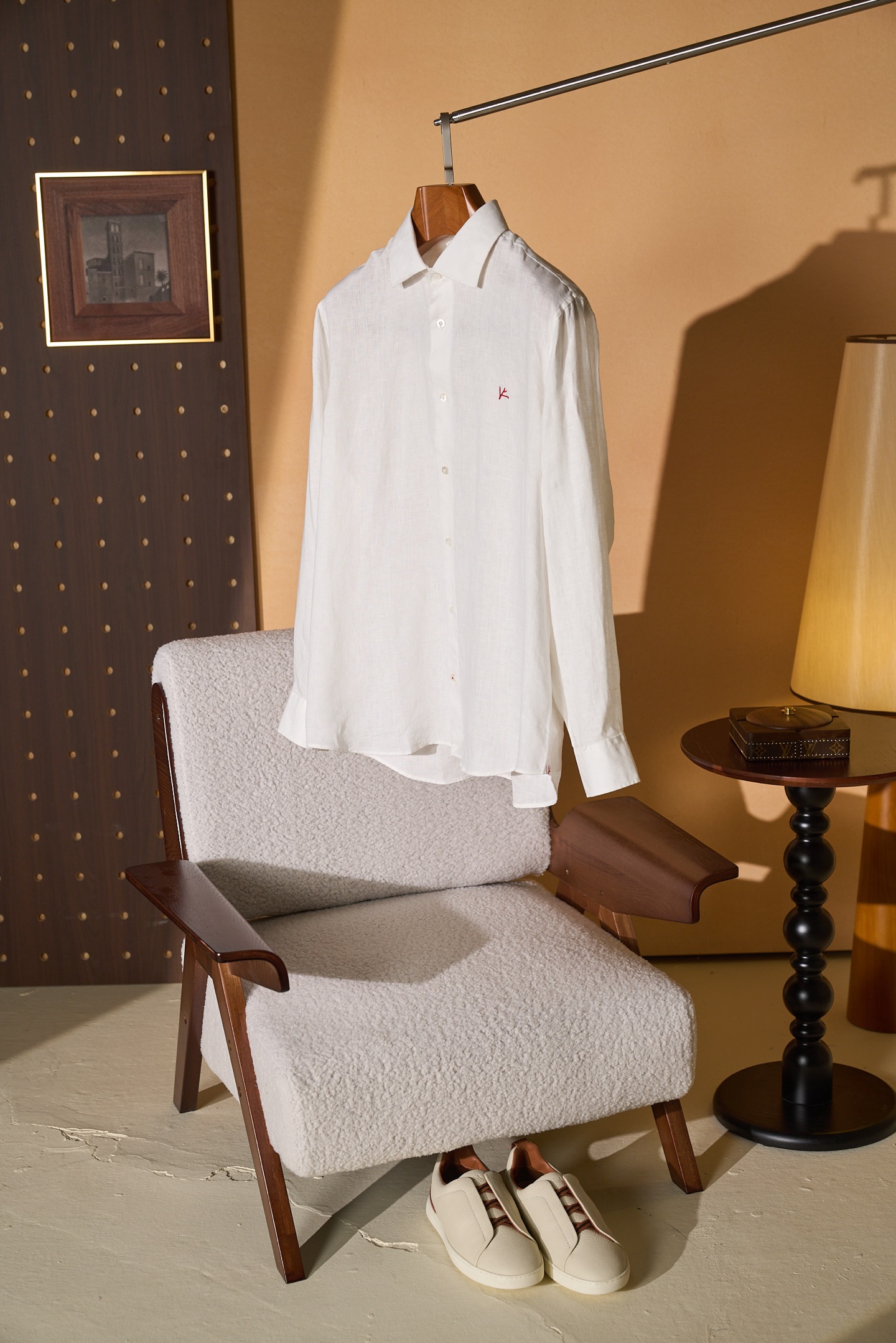 New#🟥ISAIA这件白色亚麻衬衫，直接把“干净又高级”焊在了身上。自带柔光滤镜的纯白色，清爽又治愈，