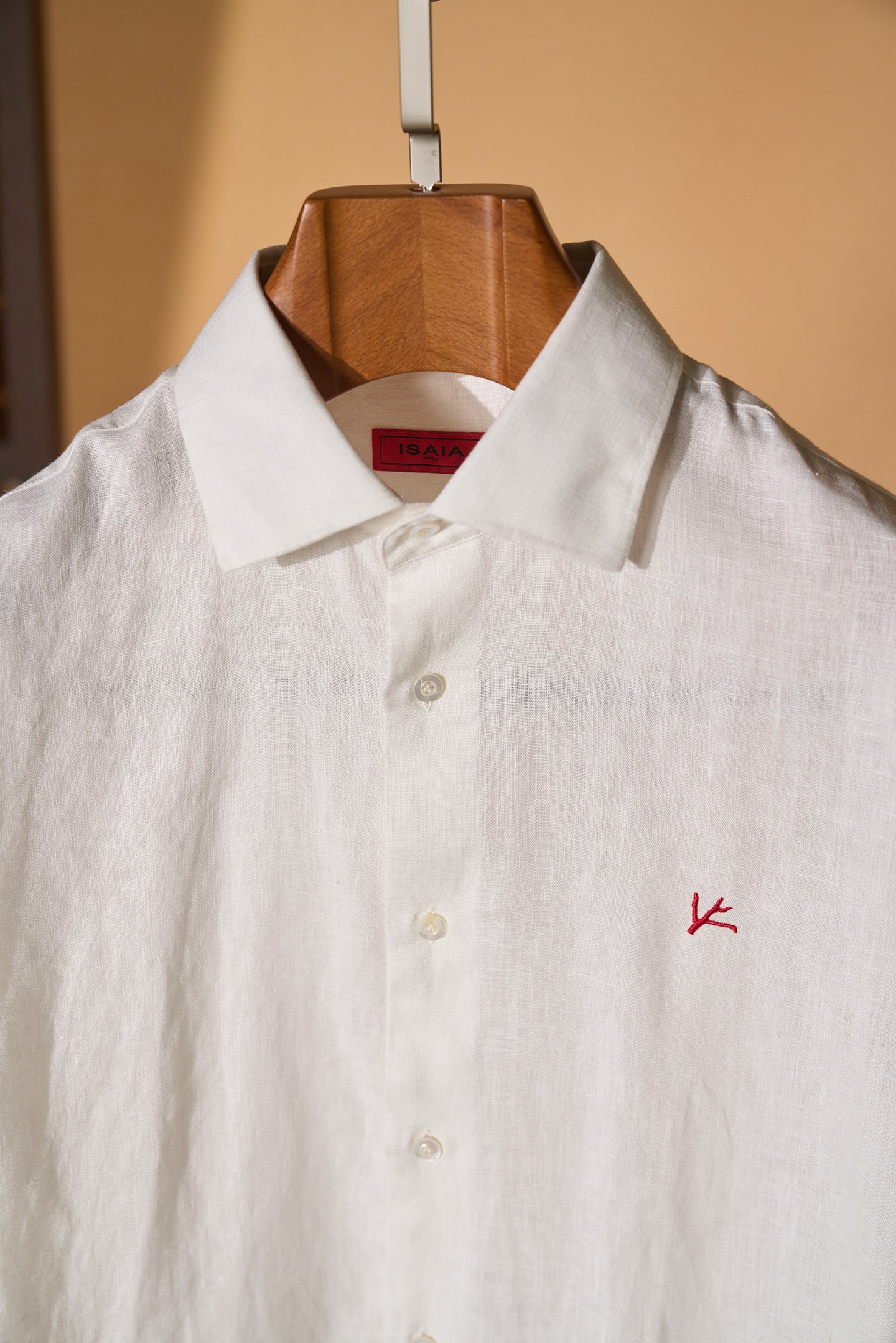 New#🟥ISAIA这件白色亚麻衬衫，直接把“干净又高级”焊在了身上。自带柔光滤镜的纯白色，清爽又治愈，