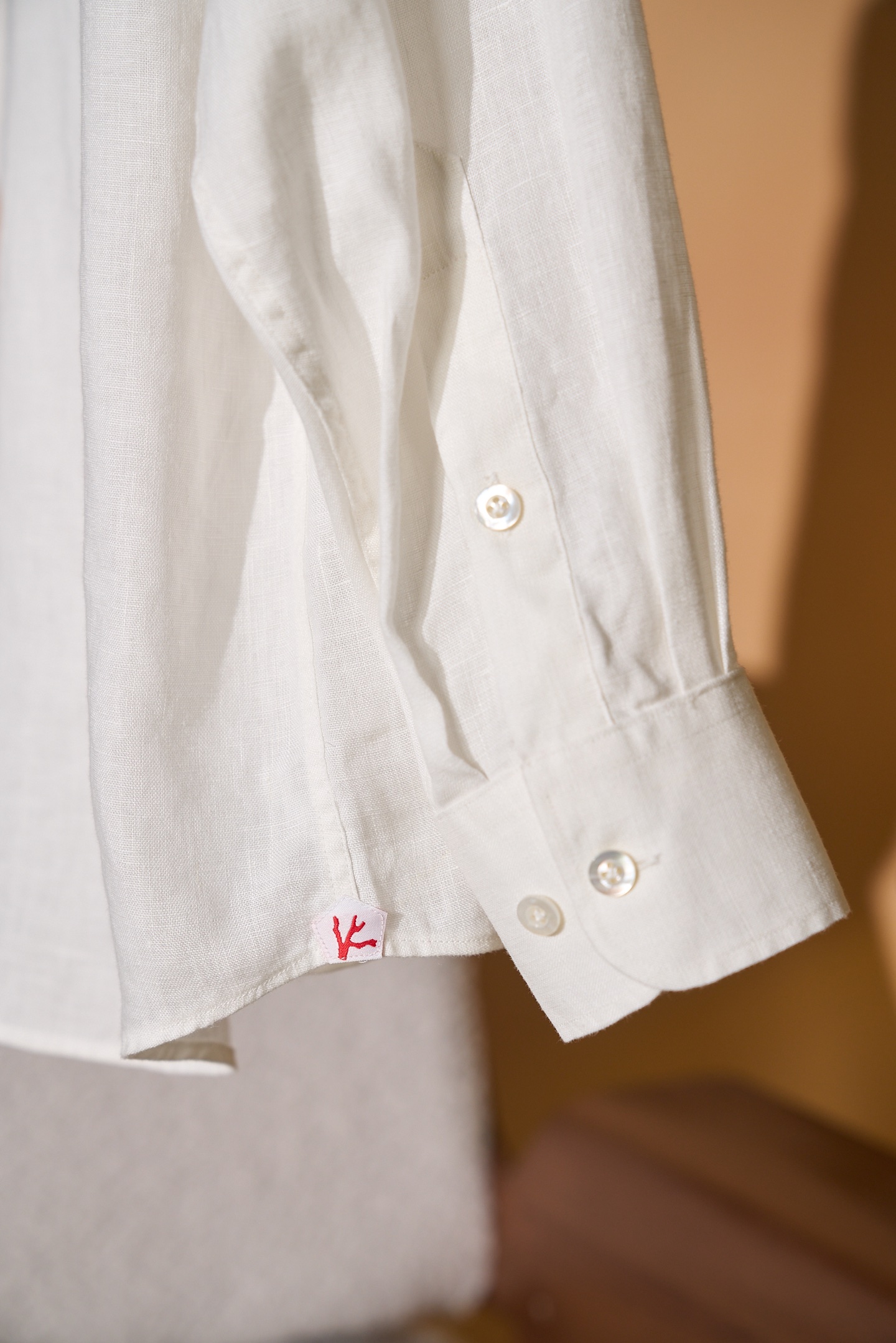 New#🟥ISAIA这件白色亚麻衬衫，直接把“干净又高级”焊在了身上。自带柔光滤镜的纯白色，清爽又治愈，