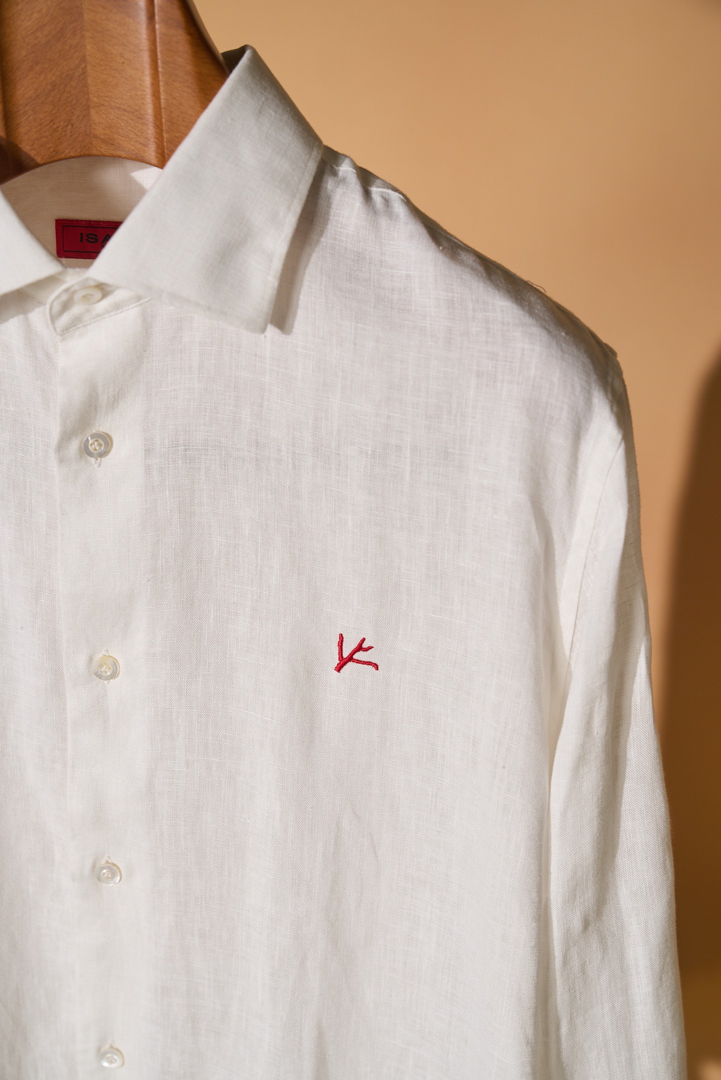 New#🟥ISAIA这件白色亚麻衬衫，直接把“干净又高级”焊在了身上。自带柔光滤镜的纯白色，清爽又治愈，