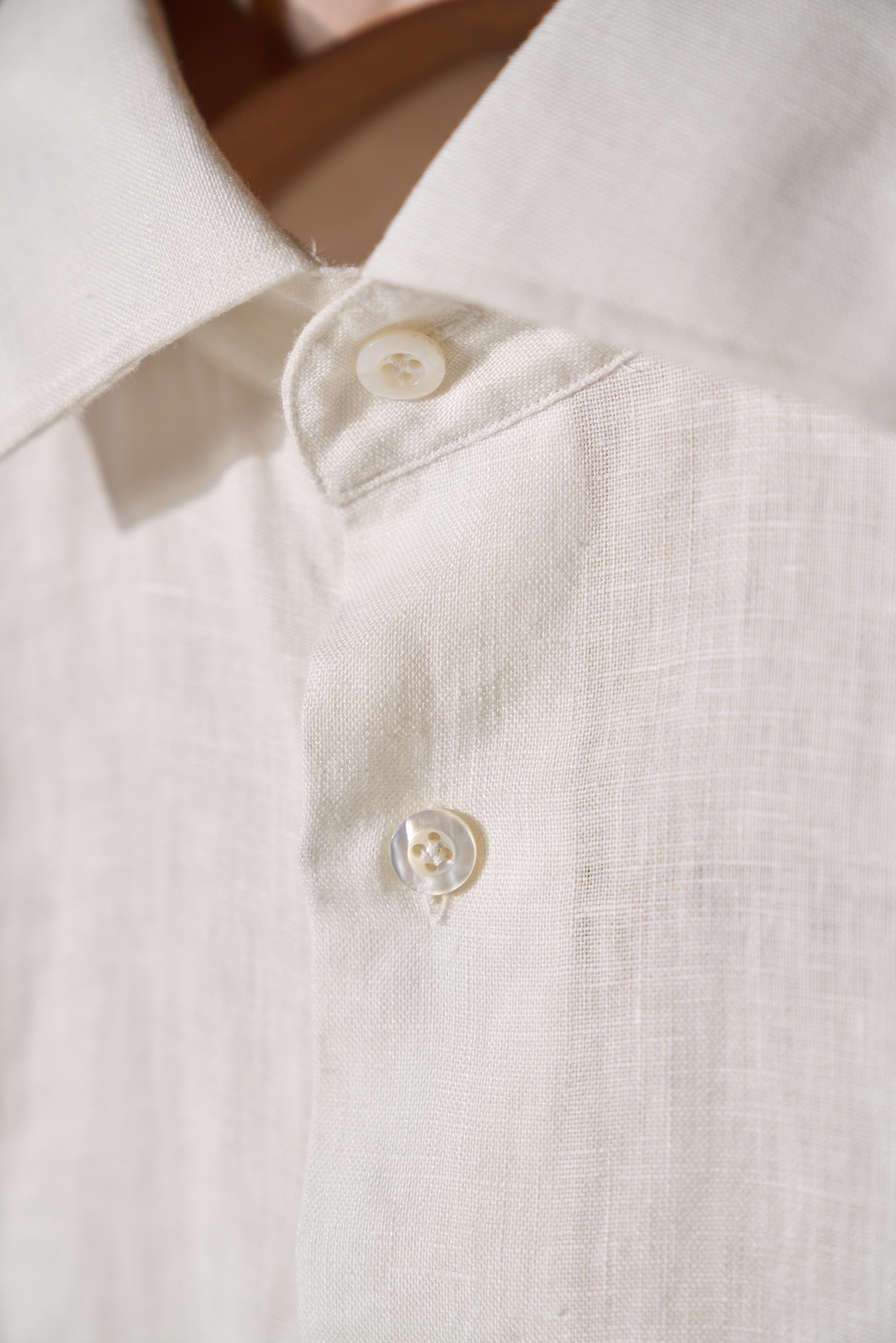 New#🟥ISAIA这件白色亚麻衬衫，直接把“干净又高级”焊在了身上。自带柔光滤镜的纯白色，清爽又治愈，