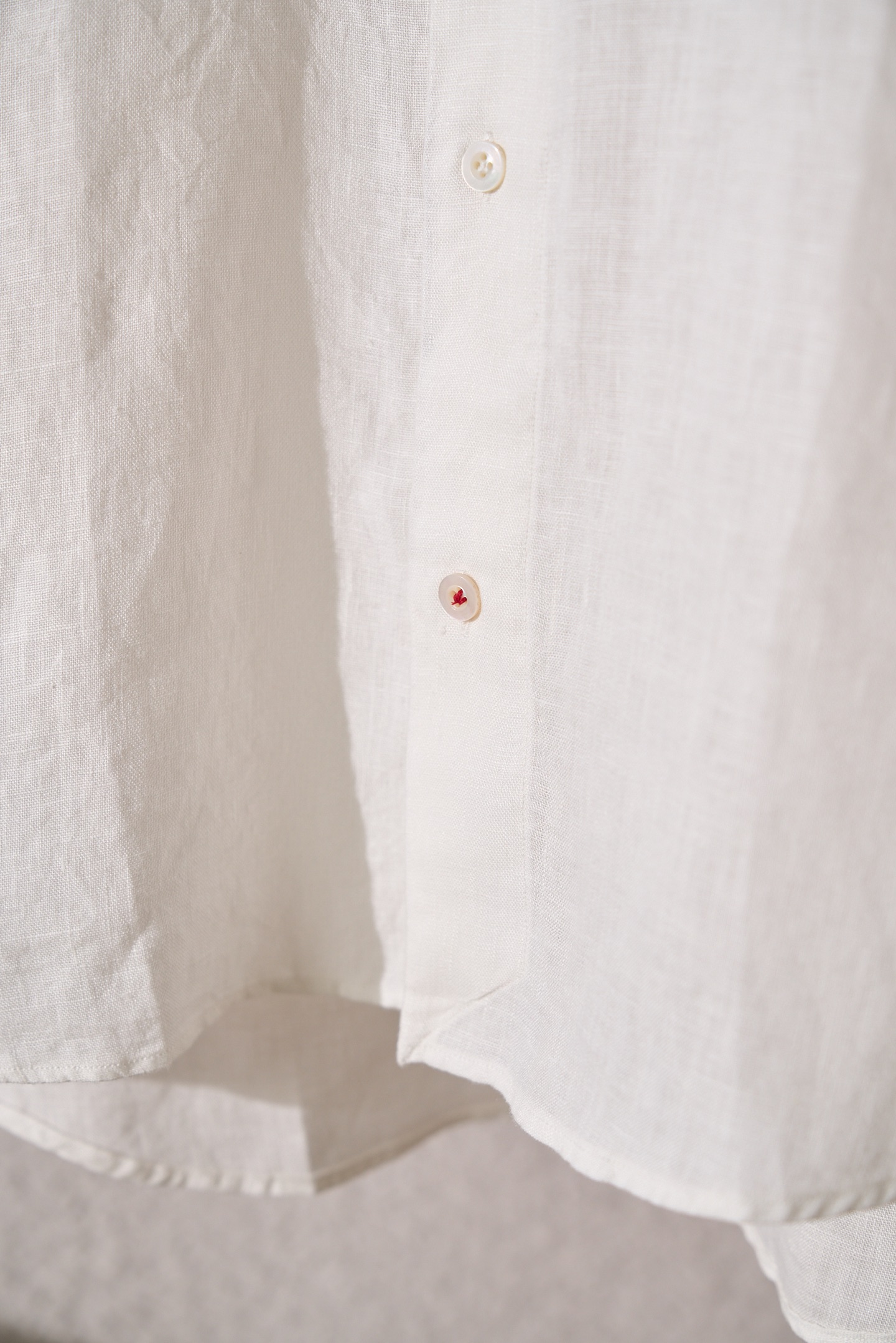 New#🟥ISAIA这件白色亚麻衬衫，直接把“干净又高级”焊在了身上。自带柔光滤镜的纯白色，清爽又治愈，