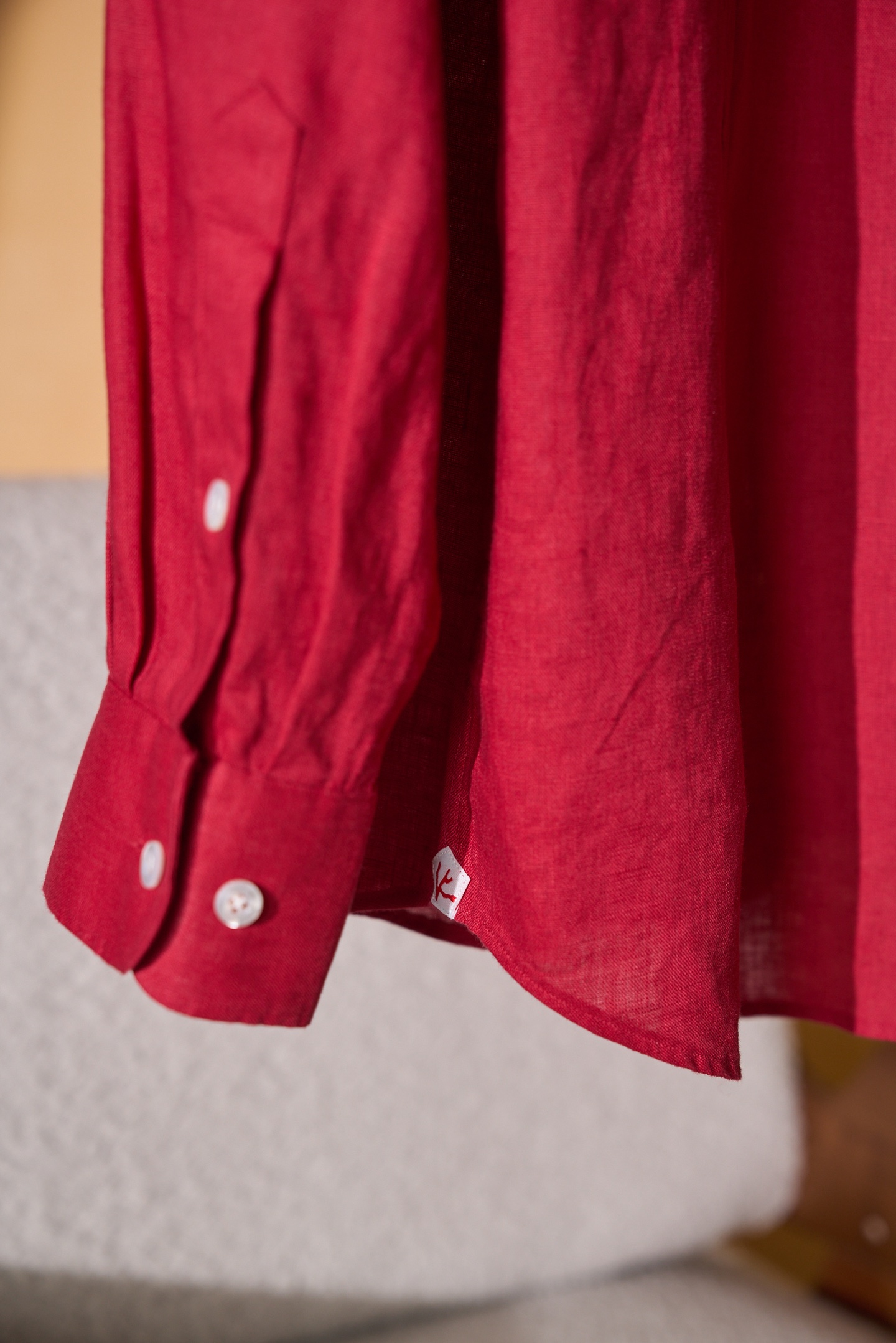 New#🟥ISAIA这件红色亚麻衬衫，直接把“鲜活又高级”焊在了身上。自带滤镜的正红色，显白又提气，天然