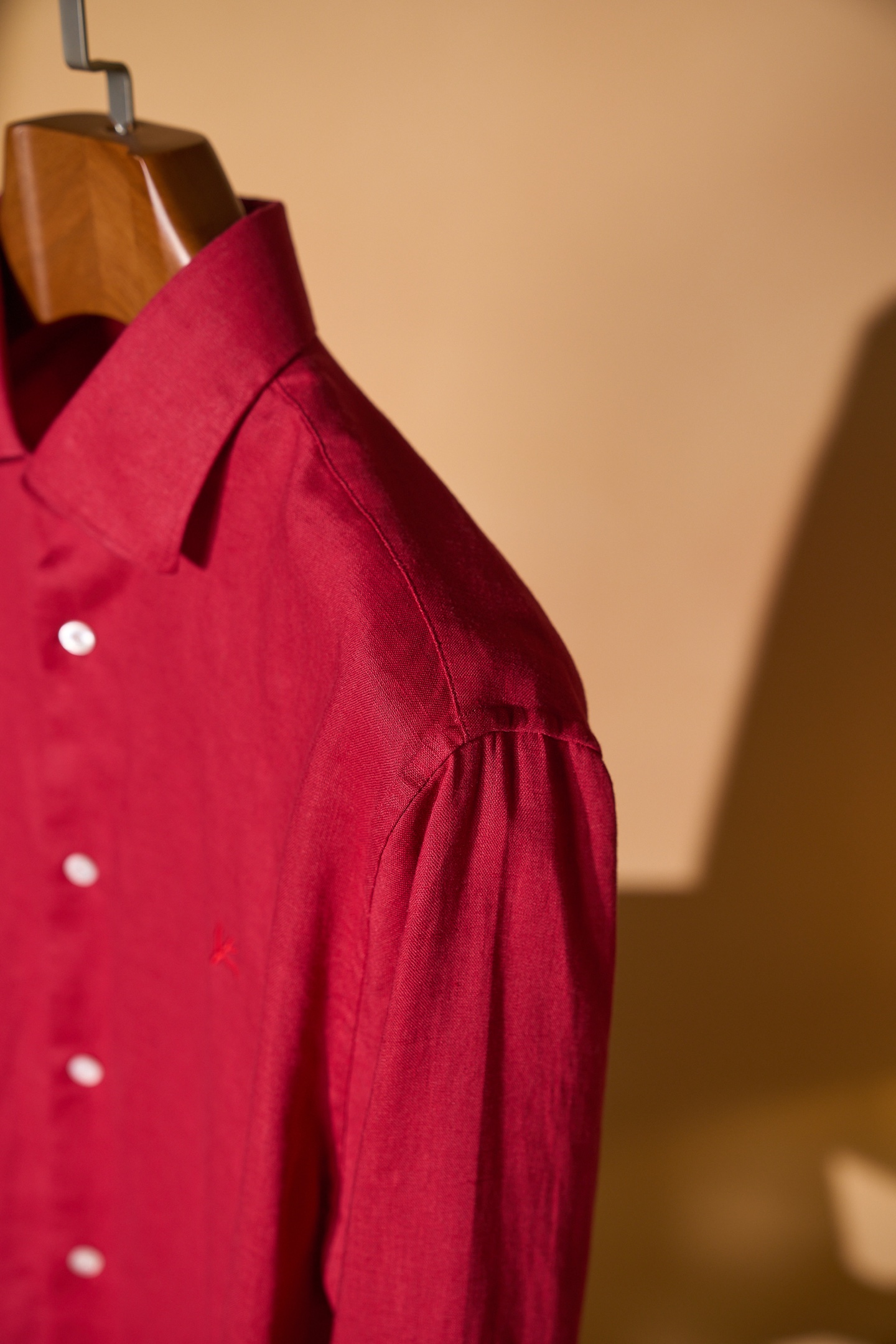 New#🟥ISAIA这件红色亚麻衬衫，直接把“鲜活又高级”焊在了身上。自带滤镜的正红色，显白又提气，天然