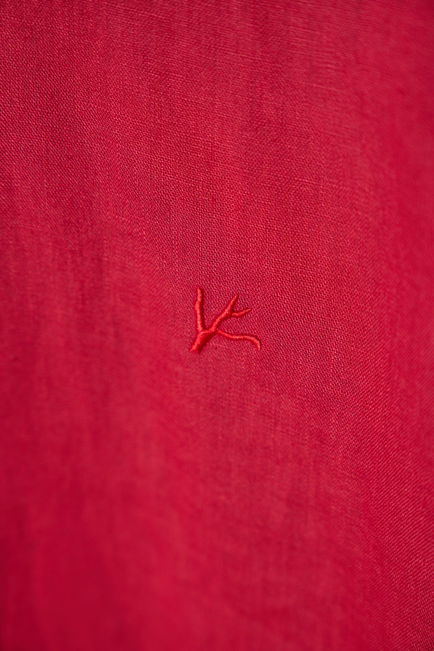 New#🟥ISAIA这件红色亚麻衬衫，直接把“鲜活又高级”焊在了身上。自带滤镜的正红色，显白又提气，天然