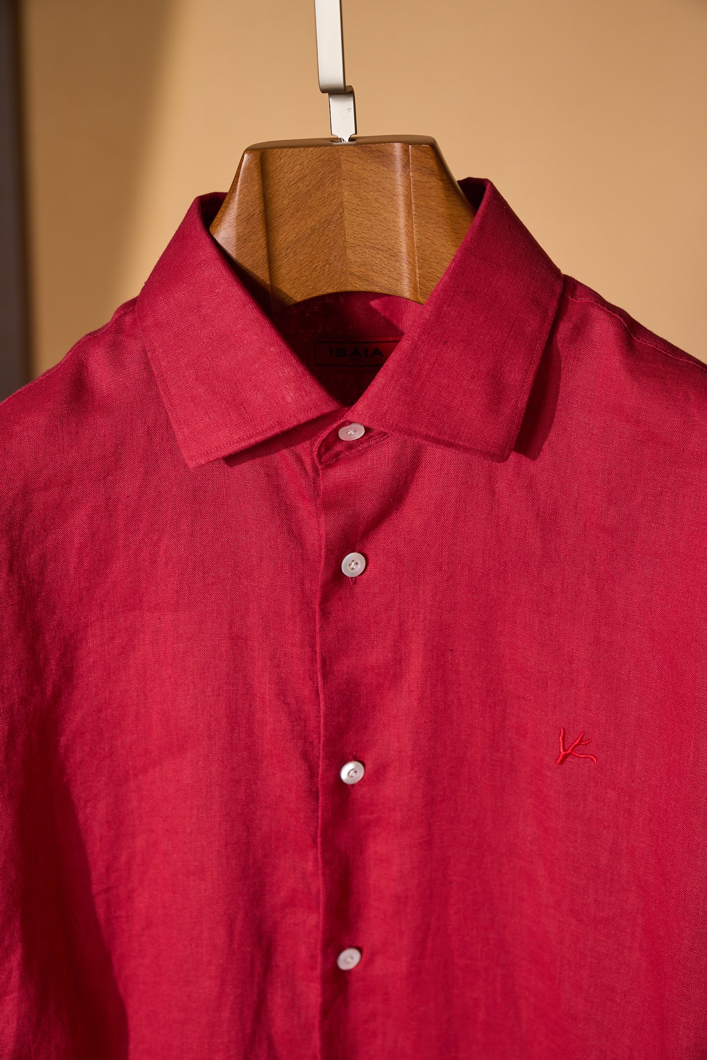 New#🟥ISAIA这件红色亚麻衬衫，直接把“鲜活又高级”焊在了身上。自带滤镜的正红色，显白又提气，天然