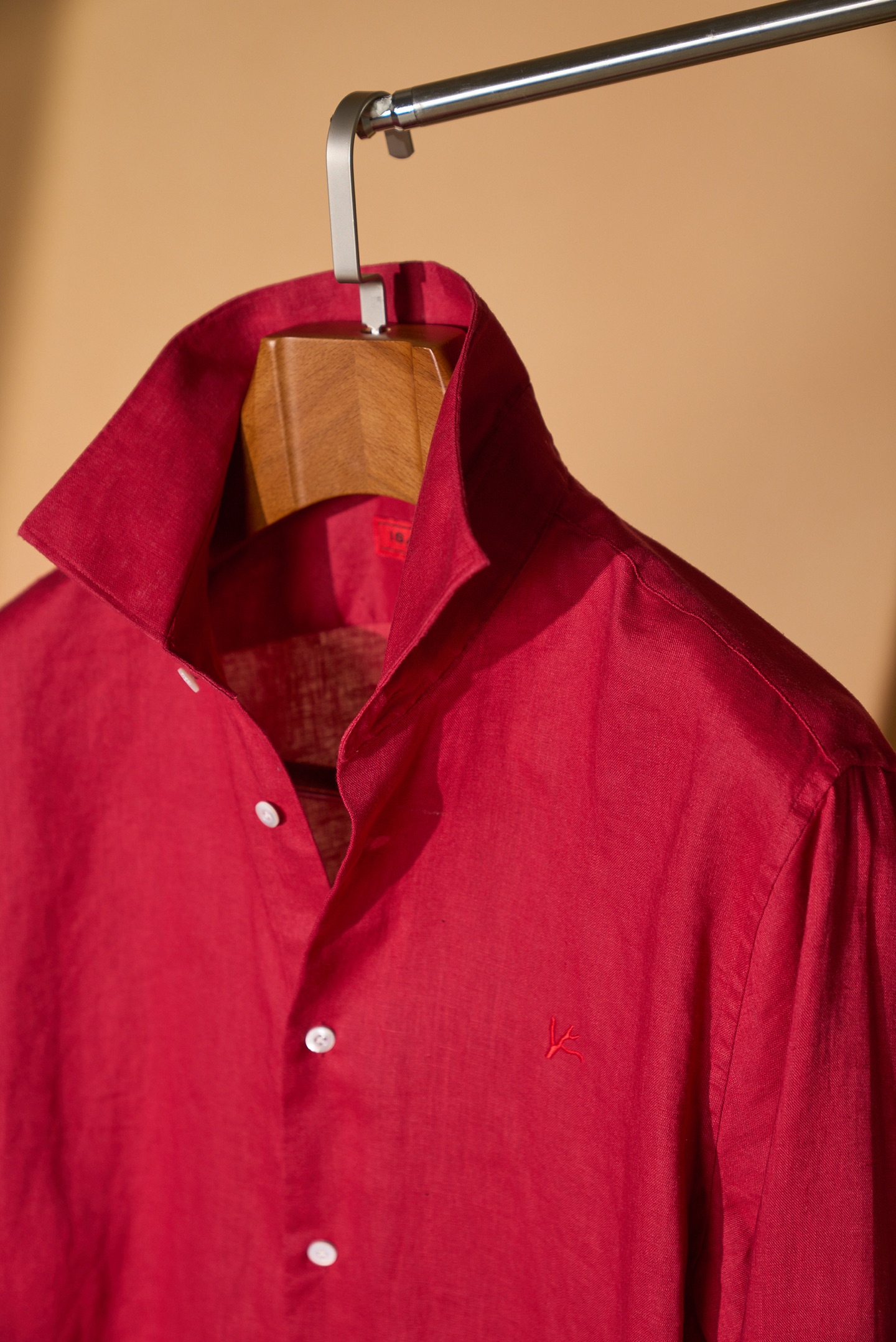 New#🟥ISAIA这件红色亚麻衬衫，直接把“鲜活又高级”焊在了身上。自带滤镜的正红色，显白又提气，天然