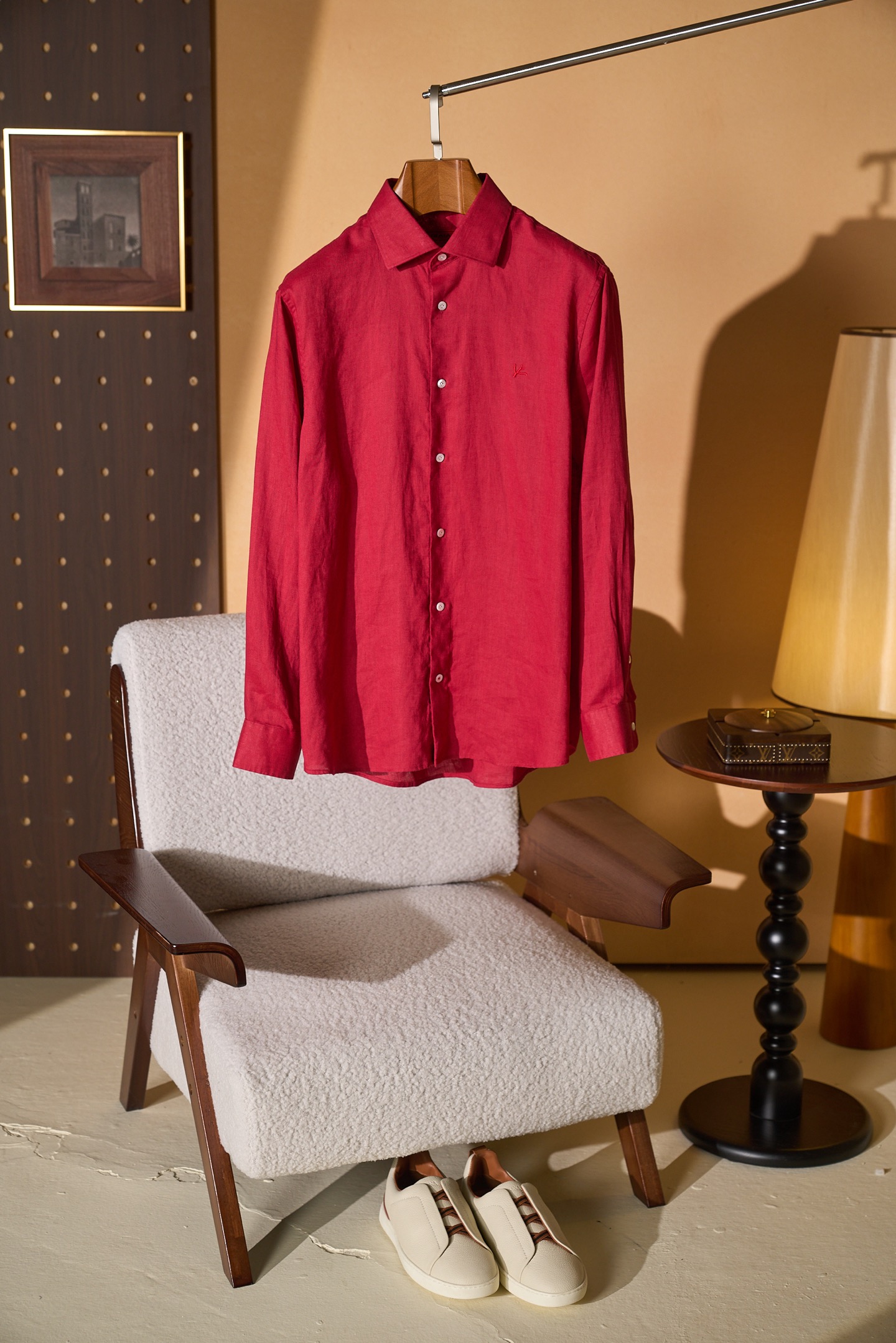 New#🟥ISAIA这件红色亚麻衬衫，直接把“鲜活又高级”焊在了身上。自带滤镜的正红色，显白又提气，天然