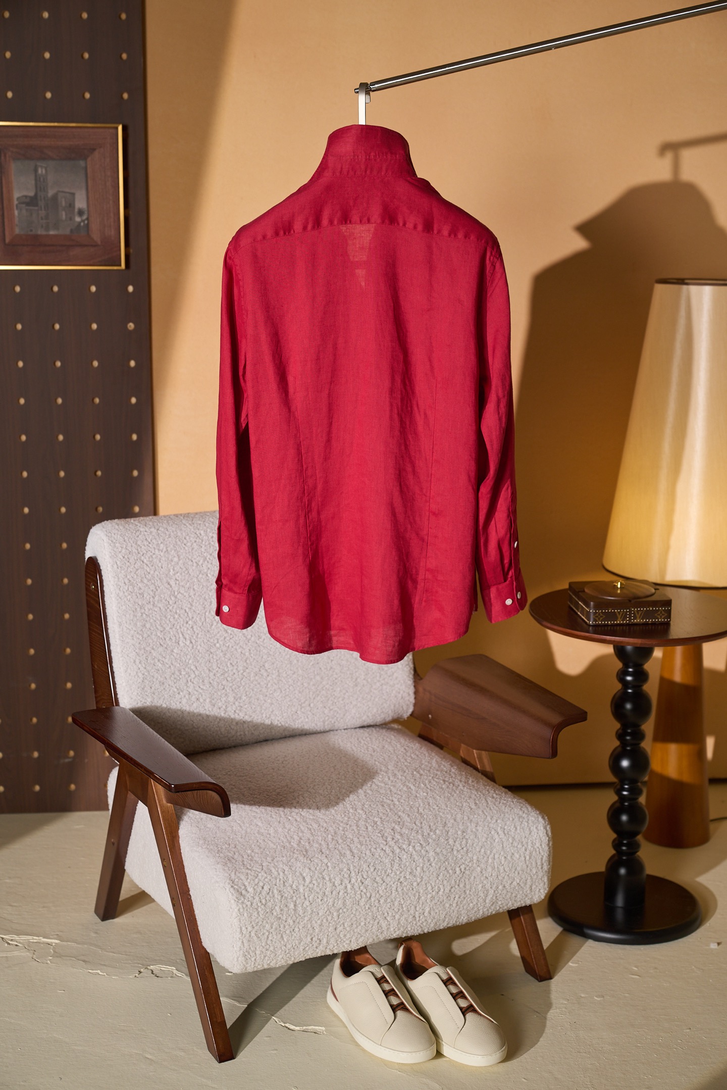 New#🟥ISAIA这件红色亚麻衬衫，直接把“鲜活又高级”焊在了身上。自带滤镜的正红色，显白又提气，天然