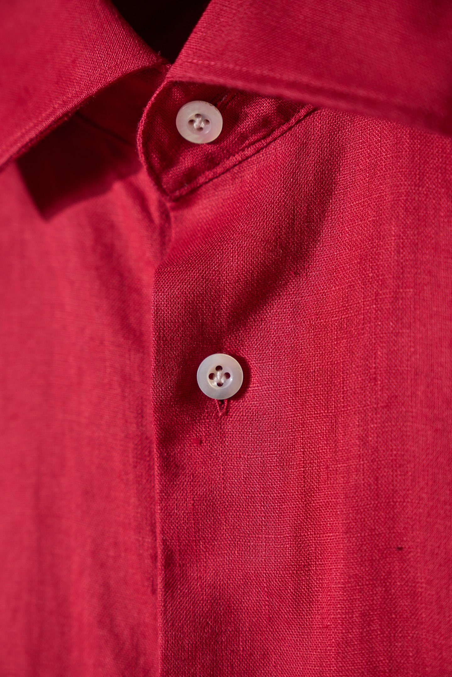 New#🟥ISAIA这件红色亚麻衬衫，直接把“鲜活又高级”焊在了身上。自带滤镜的正红色，显白又提气，天然