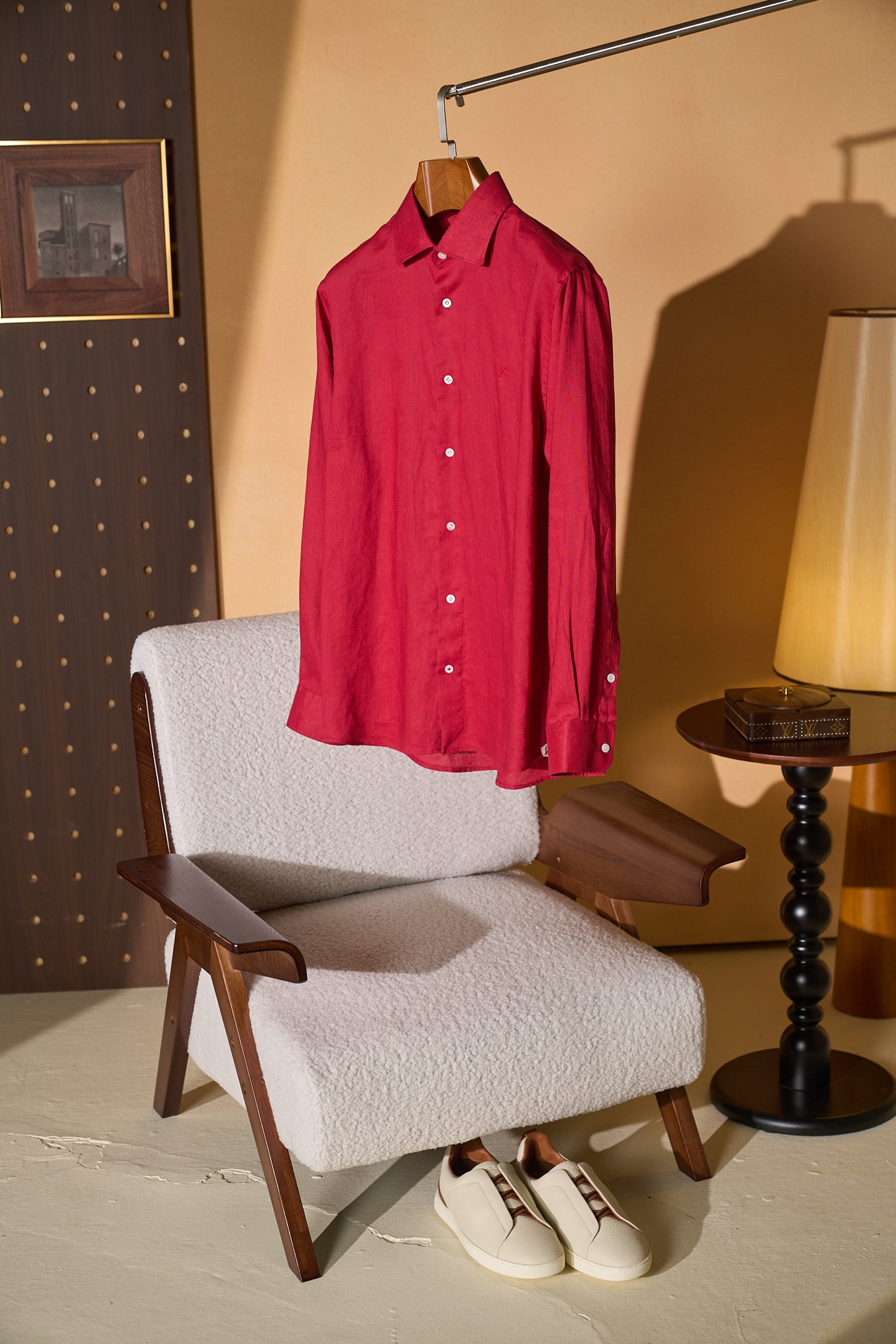 New#🟥ISAIA这件红色亚麻衬衫，直接把“鲜活又高级”焊在了身上。自带滤镜的正红色，显白又提气，天然