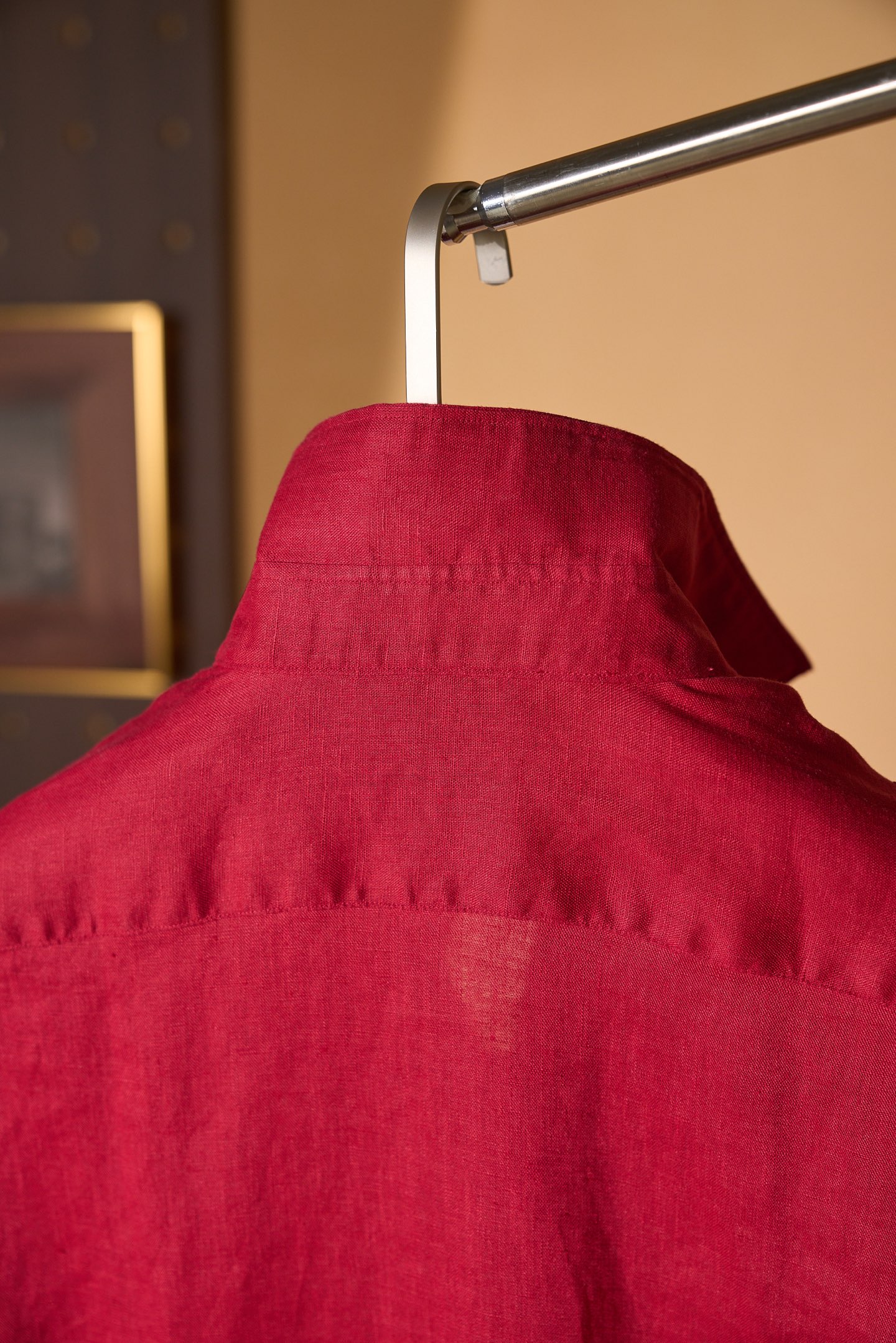 New#🟥ISAIA这件红色亚麻衬衫，直接把“鲜活又高级”焊在了身上。自带滤镜的正红色，显白又提气，天然