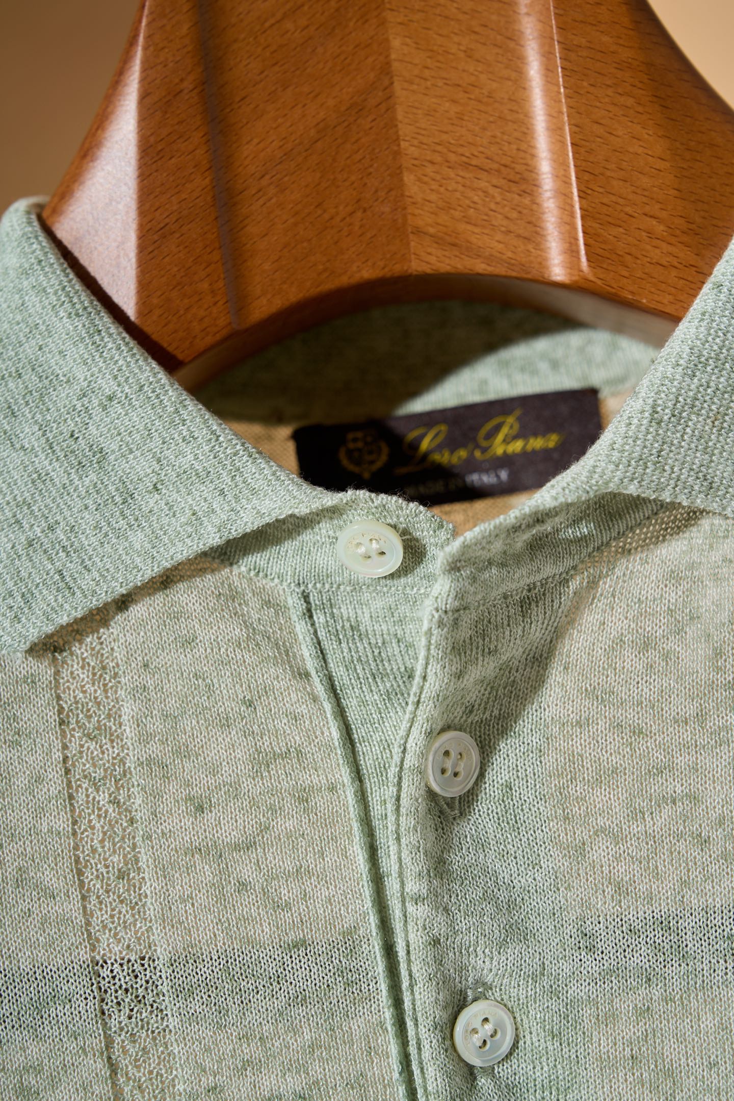 。New#🟥这是来自意大利奢侈品牌Loro Piana（诺悠翩雅）的亚麻混纺针织短袖Polo衫，也是品牌