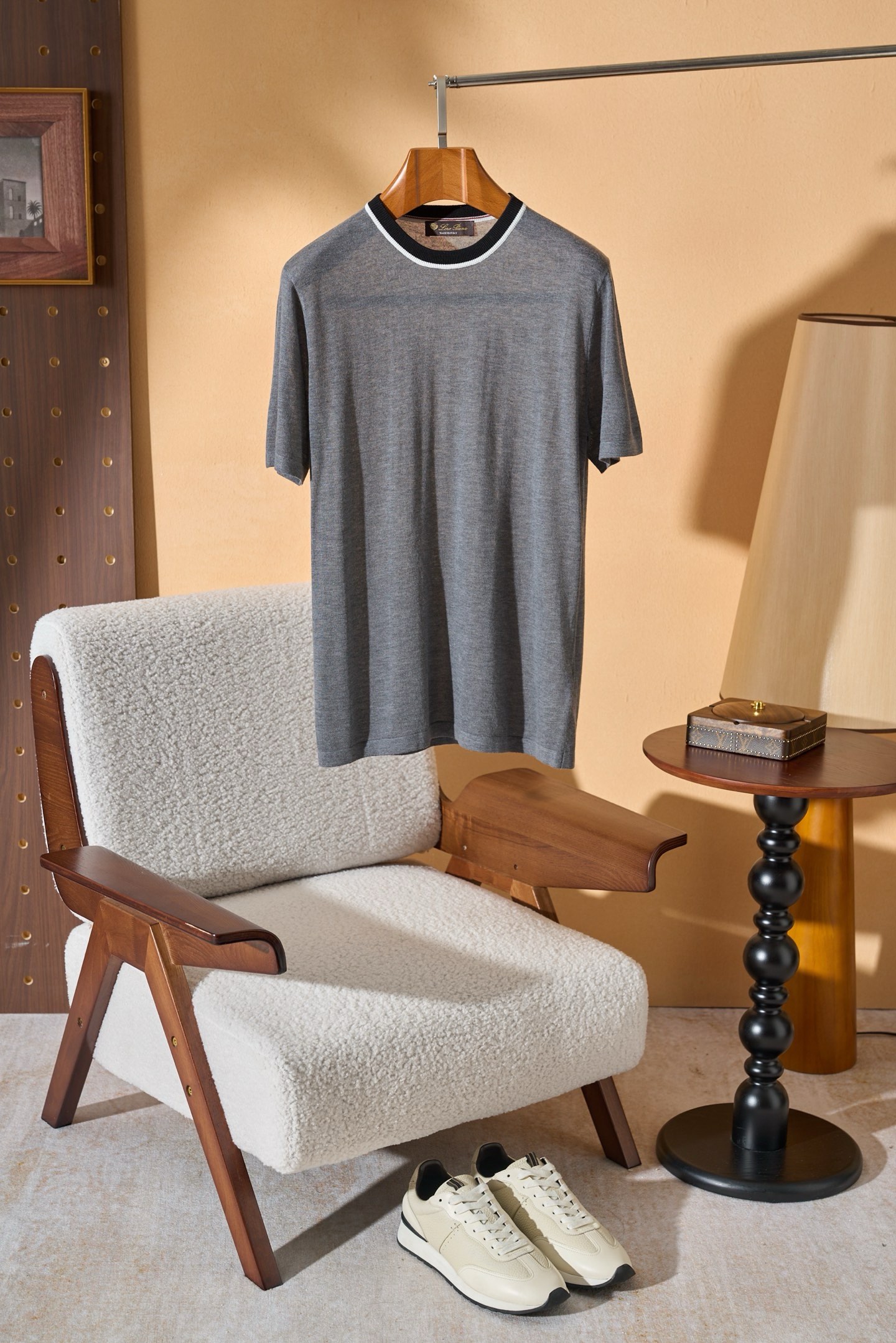 NO:911531,New# Loro Piana knitted short-sleeve, based on the classic gray tone, adds a black and white contrasting collar, breaking the dullness of the solid color without being too ostentatious, and weaving the delicacy of Italian craftsmanship into every inch of the texture.  Ultra-fine 59 linen 41 cotton, which is lighter, softer and more breathable than ordinary cotton T-shirts, fits the skin like a cloud but does not prick the skin at all; 18-needle plain knitting technology makes the shape neat and not collapsed, with a soft matte texture and a highlight when worn alone. The shape is unobtrusive, with a slightly loose straight cut, which hides the flesh and is neat, the round neck does not block the neck, the ribbed neckline does not deform after being worn for a long time, and it is crisp no matter how you wash it.  The black and white contrasting collar design breaks the monotony of the basic model. It is low-key and exquisite. It goes well with jeans, suits and casual pants. You don’t have to worry about matching when you go out. Color M-4XL (48-58) Color gray, loro piana, T-shirt, business suit,19860909New# Loro Piana 针织短袖,在经典灰调的基础上,加入了黑白撞色领边,打破了纯色的沉闷,又不会过于张扬,把意大利工艺的细腻,织进每一寸肌理. 超细59亚麻41棉,比普通棉T更轻软透气,贴肤如云,却完全不扎肤；18针平纹针织工艺,让版型利落不塌,自带柔光雾面质感,单穿也自带亮点. 版型不挑人微宽松的直筒剪裁,藏肉又利落,圆领不卡脖子,罗纹领口久穿也不变形,怎么洗都挺括. 细节加分黑白撞色领边设计,打破基础款的单调,低调中透着精致感,搭牛仔、西装、休闲裤都不出错,出门不用费脑想搭配. 颜色M-4XL（48-58） 颜色灰色,,loro piana,T-shirt,business suit,,Men's clothing