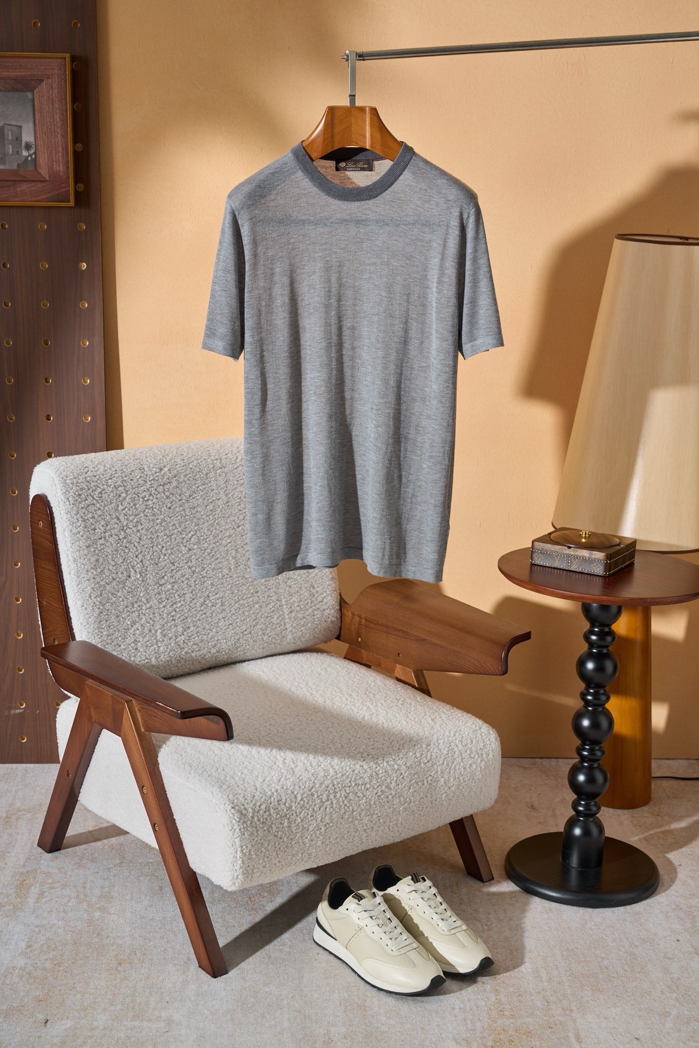 NO:912980,.New# Loro Piana knitted short-sleeve, weaving the exquisiteness of Italian craftsmanship into every inch of the texture. An oatmeal-colored knitted T-shirt that says 'relaxed high-end' is truly high-end and never needs to be deliberately flaunted. Ultra-fine and soft linen blended yarn is lighter, softer and more breathable than ordinary cotton T-shirts, and is as close to the skin as a cloud, but does not prick the skin at all; 59 linen 41 cotton  The 18-needle plain knitting technology makes the shape neat and not slumped. It has a soft matte texture and will not be monotonous when worn alone. The low-saturated oatmeal tone is the iconic color of the old money style. It is gentle and durable. It can be easily controlled by yellow leather and makes the skin tone clear and clean. Paired with trousers, it is low-key and appropriate for business occasions. Paired with casual trousers, it is relaxed and casual on the weekend. Even layered with suits can support the texture.  There is no redundant logo, only the fabric and tailoring speak for themselves. One piece can put 'hidden elegance' on your body. Color oatmeal gray Size M-4XL (48-58), loro piana, T-shirt, tees, t-shirt, business suit,19860909.New# Loro Piana 针织短袖,把意大利工艺的细腻,织进每一寸肌理. 一件写着“松弛高级”的燕麦色针织T恤 真正的高级,从不用刻意张扬. 超细柔软的亚麻混纺的纱线,比普通棉T更轻软透气,贴肤如云,却完全不扎肤； 59亚麻41棉 18针平纹针织工艺,让版型利落不塌,自带柔光雾面质感,单穿也不会单调. 低饱和的燕麦调,是老钱风的标志性配色,温柔又耐看,黄皮也能轻松驾驭,衬得肤色清透又干净. 配西裤是商务场合的低调得体,搭休闲裤是周末的松弛随性,甚至叠穿西装也能撑起质感. 没有多余logo,只靠面料与剪裁说话,一件就能把“不露声色的贵气”穿在身上. 颜色燕麦色 灰色 码数M-4XL（48-58）,,loro piana,T-shirt,tees，t-shirt,business suit,,Men's clothing