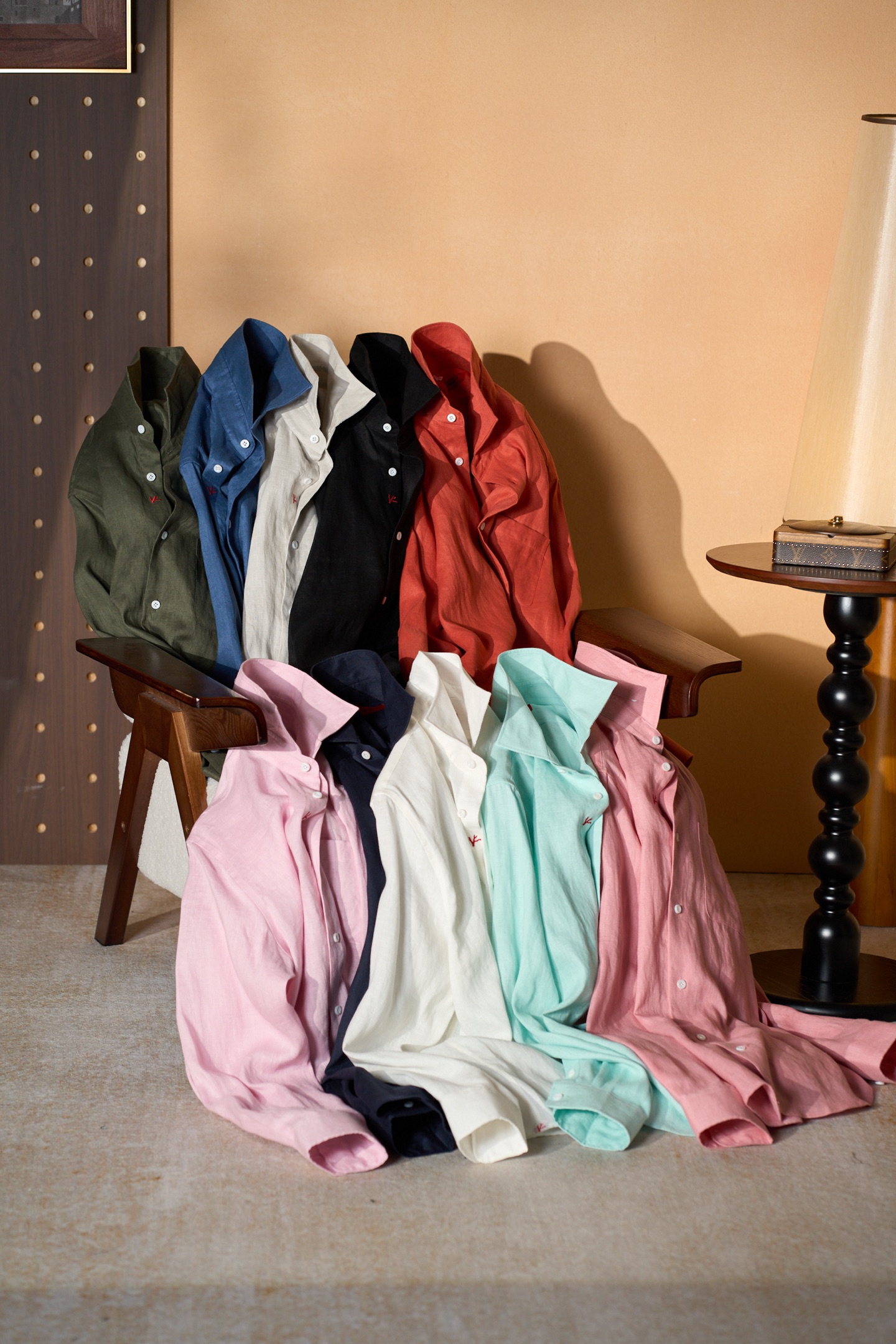 NO:916573,.New# Selected natural linen fabrics, with breathable texture, not sticky when you sweat, so you can spend the summer refreshingly. Small label embroidery embellishes details, neat lapel style, not tight or collapsed. Regular shell buttons on the placket, practical patch pockets on the chest; fawn red embroidery on the door tube, a low-key finishing touch; red label technology on the collar, high-end ready-to-wear texture. [Italian linen casual shirt]  Natural rain and dew linen, with a clear hemp texture, and a taste as you wear it. Unrestricted and loose tailoring, not picky about your figure, the upper body can stretch freely. The deer red label embroidery on the chest is low-key and high-end. This pure linen shirt is breathable and cooling, with its own pleated texture. It is available in multiple colors and looks good when worn alone. The collar is crisp and fine workmanship, suitable for both casual business and daily vacations. ·The fabric is linen, cool and breathable, with its own retro texture.  ·The style is slightly loose and dropped at the shoulders, hiding the flesh, showing slimming, and not picking up the body shape. ·Exquisite details of small embroidery, door buttons, chest patch pockets. ·10 versatile colors, suitable for work and travel. A must-have for men's wardrobe, you can get the lazy gentleman style in one piece. Size S-4XL (38-44) Color Army green Royal blue Light apricot Black Brick red Light pink Navy blue off-white Mint green Bean paste pink,, shirts,19860909.New# 甄选天然亚麻面料,自带透气肌理,出汗不粘身,清爽度过盛夏. 小标刺绣点缀细节,利落翻领版型,不紧绷、不垮塌.门襟规整贝壳纽扣,前胸实用贴袋；门筒小鹿红色刺绣,低调点睛；领标红标工艺,高端成衣质感.【意式亚麻休闲衬衫】 天然雨露麻,麻感肌理清晰,越穿越有味道. 无束缚宽松剪裁,不挑身材,上身舒展自在. 胸口小鹿红标刺绣,低调高级. 这件纯亚麻衬衫,透气降温,自带褶皱质感. 多色现货,单穿打底都好看. 领口挺括,做工精细,轻熟商务、日常度假全都能驾驭. ·面料亚麻,凉感透气,自带复古纹理 ·版型微宽松落肩,藏肉显瘦,不挑身形 ·细节精致小刺绣、门筒纽扣、胸前贴袋 ·色彩10个百搭色系,职场出游皆可适配 男士衣橱必备,慵懒绅士风一件搞定. 码数S-4XL（38-44） 颜色军绿 宝蓝 浅杏 黑色 砖红 浅粉 藏青 米白 薄荷青 豆沙粉,,shirts,,Men's clothing