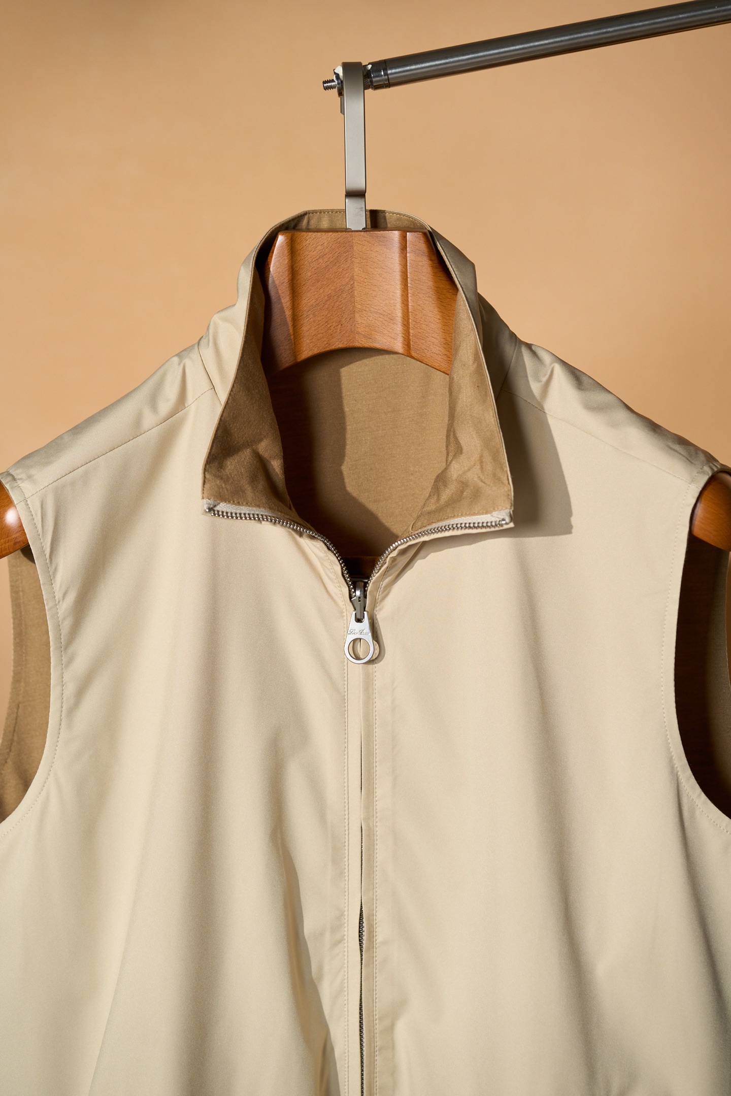 NO:929111,.New# New style is coming!  An essential commuting vest that can be worn for three seasons, the double-sided and double-wear design directly improves the price-performance ratio. The outer layer is anti-wrinkle and breathable functional fabric, as light as paper, blocking wind and light rain; the inner layer is soft and skin-friendly, and the two tones can be switched at will, which is equivalent to buying two items.  The exclusive brand etched ring zipper puller has a matte metal texture and no cheap reflections. The ring-shaped design is smooth to pull without irritating the hand, taking into account both recognition and practical feel, and low-key showing the texture of ready-made clothing. The neat stand-up collar modifies the shoulder and neck lines and is not flattering on the body shape; the hem is elasticated and closed, making it relaxed and high-end for daily matching with shirts, knits, and Polo.  The zipper runs through the body of the garment, and both front and back sides can be closed completely. It is suitable for the core design of a vest that can be worn on both sides, and has a complete and neat placket when worn on both sides. Italian-style relaxed double-sided vest｜One garment, two wear, versatile in all seasons, light and anti-wrinkle fabric, lightweight and burdenless, stand-up collar tailoring, flattering the body shape without looking bloated. Available in seven colors, you can switch between commuting and leisure at will, no need to worry about matching, the upper body is low-key and elegant.  Available in seven colors to suit different aesthetics, you can handle commuting, leisure, and travel all in one!  Size M-4XL (48-58) Color: caramel, army green, navy, light blue, brown, off-white, shirts,19860909.New# 新款来袭！一件穿三季的通勤刚需马甲,双面双穿设计直接拉满性价比. 外层抗皱透气机能面料,轻如纸片,挡风防小雨；内里柔和亲肤,两种色调随心切换,等于入手两件单品. 专属品牌蚀刻圆环拉链头,哑光金属质感,无廉价反光,环形设计拉取顺滑不硌手,兼顾辨识度与实用手感,低调彰显成衣质感. 利落立领修饰肩颈线条,不挑身材；下摆松紧收口,日常搭配衬衫、针织、Polo都松弛高级. 拉链通幅贯穿衣身,正反两面均可完整闭合,适配马甲双面双穿的核心设计,两面穿搭都拥有完整利落门襟. 意式松弛感双面马甲｜一衣两穿,四季百搭,轻薄抗皱面料,轻便无负担,立领剪裁,修饰身形不显臃肿 七色可选,通勤休闲随意切换,不用费心搭配,上身就是低调贵气. 七色齐全满足不同审美,通勤、休闲、出行一件搞定！ 码数M-4XL（48-58） 颜色焦糖 军绿 藏青 浅蓝 咖色 米白,,shirts,,Men's clothing