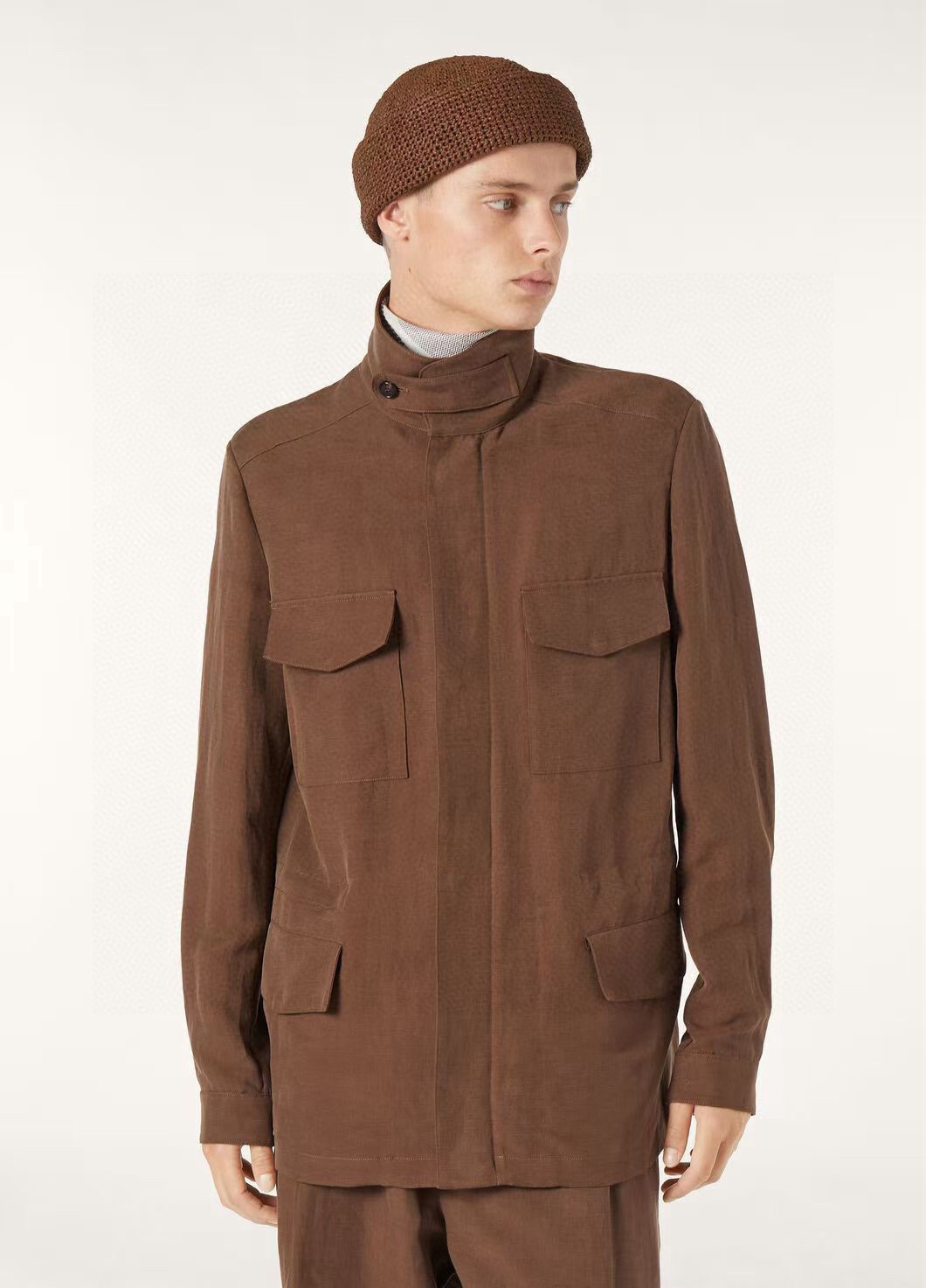 NO:933786,.New# LP Traveler Men's Outdoor Linen Hunting Jacket, as an indispensable and intimate companion on the road, this classic Traveler jacket combines functionality, versatility and comfort. The unique easy and casual drape is reinterpreted with elegant linen and washed to create a soft feel and matte appearance. The jacket has smooth cutting lines and a simple yet refined design. It is equipped with a series of practical multi-functional pockets that can easily accommodate daily necessities.  It adopts a classic hunting suit design, with simple and smooth overall lines, exuding a tough and capable atmosphere. The stand-up collar design not only effectively prevents wind, but also adds a spirit and neatness to the overall shape.  Fabric is the soul of a piece of clothing. This jacket uses linen fabric, which is the perfect combination of nature and comfort. Linen fiber has good air permeability and moisture absorption, allowing the skin to breathe freely, keeping it dry and comfortable even in hot weather. Its natural texture gives the jacket a unique texture and luster, showing a simple and noble temperament. At the same time, linen fabric also has certain antibacterial and anti-mite properties, and is friendly to the skin, making you healthier and safer to wear. Color black coffee apricot  Size M-3XL (48-56),,loro piana,jackets & coats,19860909.New# LP Traveller男士户外亚麻猎装夹克,作为旅途中不可或缺的贴心伴侣,这款经典Traveller夹克集功能性、百搭性与舒适性于一身.独特的轻松随性的垂褶,以典雅的亚麻重新演绎,经水洗处理,打造柔软的手感和哑光外观.夹克剪裁线条流畅,设计简约而不失精致,配备一系列实用的多功能口袋,可轻松容纳日常必需品. 采用了经典的猎装设计,整体线条简洁流畅,散发着硬朗与干练的气息.立领的设计不仅能够有效防风,还为整体造型增添了一份精神与利落. 面料是一款衣服的灵魂所在,这款夹克选用了亚麻面料,堪称自然与舒适的完美结合.亚麻纤维具有良好的透气性和吸湿性,能够让皮肤自由呼吸,即使在炎热的天气里,也能保持干爽舒适.它天然的质感赋予了夹克独特的纹理和光泽,展现出一种质朴而又高贵的气质.同时,亚麻面料还具有一定的抗菌防螨性能,对皮肤友好,让你穿着更加健康安心. 颜色黑色 咖色 杏色 码数M-3XL（48-56）,,loro piana,jackets & coats,,Men's clothing