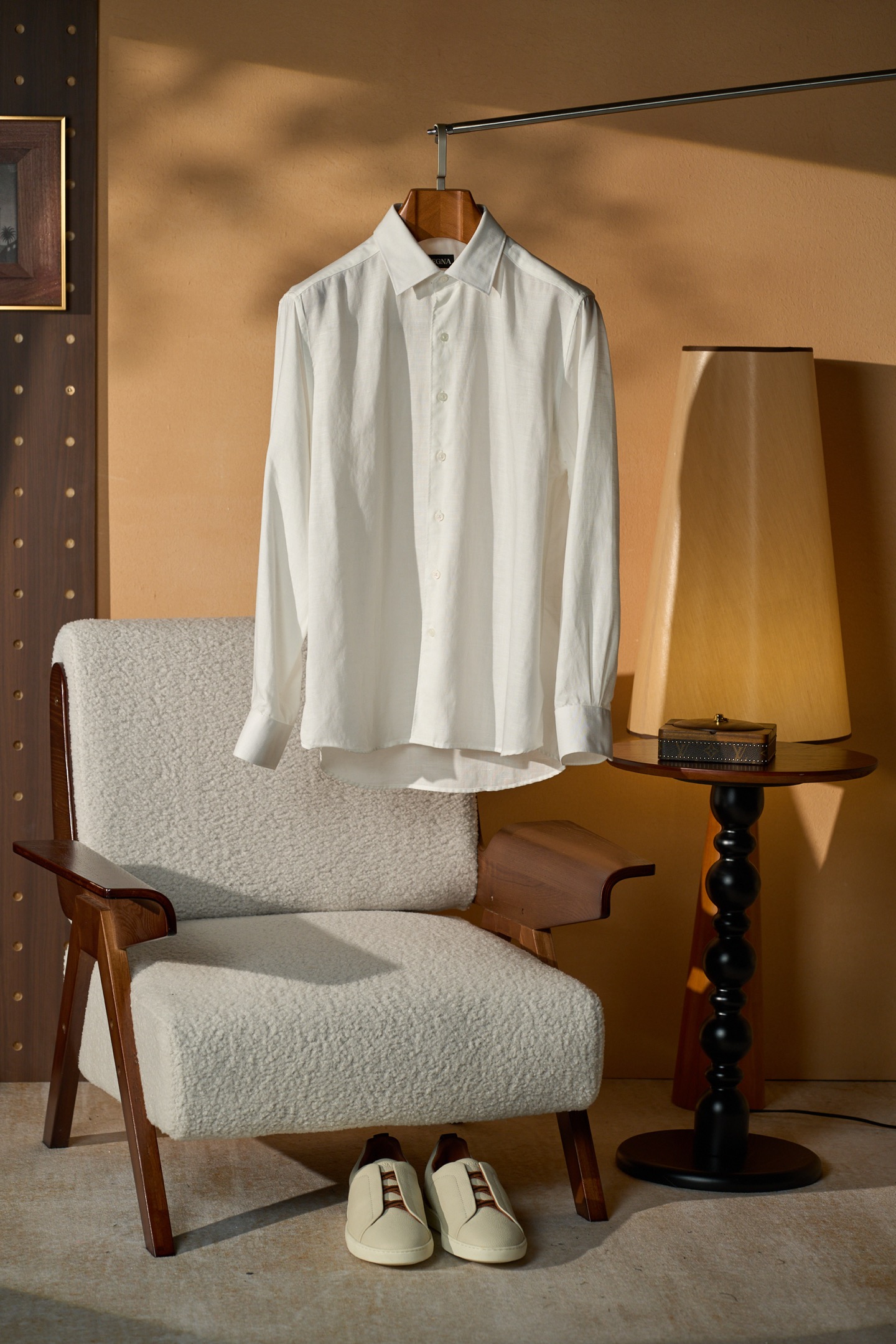 NO:955973,New# ZEGNA Oasi Lino Oasis linen series, pure linen fabric imported from Italy, with natural texture wrinkles, no deliberate care, it is the unique relaxed style of Italian men, breathable and sweat-wicking, the upper body is dry and non-sticky in midsummer, and the neat lapels are exquisitely crafted. It can be worn for commuting and vacation, with a low-key texture and true silent luxury.  The fabric is made of linen fiber selected from Europe, which has been softened by washing. It feels dry, rough and textured, and has full breathability, so it can say goodbye to stuffy and sticky weather in hot weather. It has a classic tailoring collar, neat wiring, and mother-of-pearl buttons for embellished details. The slightly loose fit does not restrict the body shape, and there are five colors to choose from.  Wearing it alone is elegant and elegant, and layering it with a suit is full of layers, taking into account both business commuting and leisure travel. It has a taste as you wear it, and the unique texture of linen will become warmer as you wear it. The casual and slightly wrinkled style is a unique atmosphere of old money style. The style is simple and elegant, and it is versatile and durable for daily use!  Color Red Black White Gray Green Size S-3XL (38-43),,business suit,19860909New# ZEGNA Oasi Lino 绿洲亚麻系列,意大利进口纯亚麻面料,自带天然肌理褶皱,不刻意打理,就是意式男士独有的松弛格调,透气排汗,盛夏上身干爽不粘身,利落翻领做工考究,通勤、度假都能穿出低调质感,真正无声的奢华. 面料选用欧洲甄选亚麻纤维,经过水洗柔化处理,触感干爽粗糙有质感,透气性拉满,高温天气告别闷热黏腻. 经典剪裁领型,走线工整,贝母纽扣点缀细节.微宽松版型不束缚身形,一共有五色可选. 单穿儒雅大气,内搭西装层次感十足,兼顾商务通勤与休闲出行,越穿越有味道,亚麻独有的质感会随着穿着愈发温润.随性微皱,是老钱风独有的氛围感版型简约大气,日常百搭耐看！ 颜色红色 黑色 白色 灰色 绿色 码数S-3XL（38-43）,,business suit,,Men's clothing