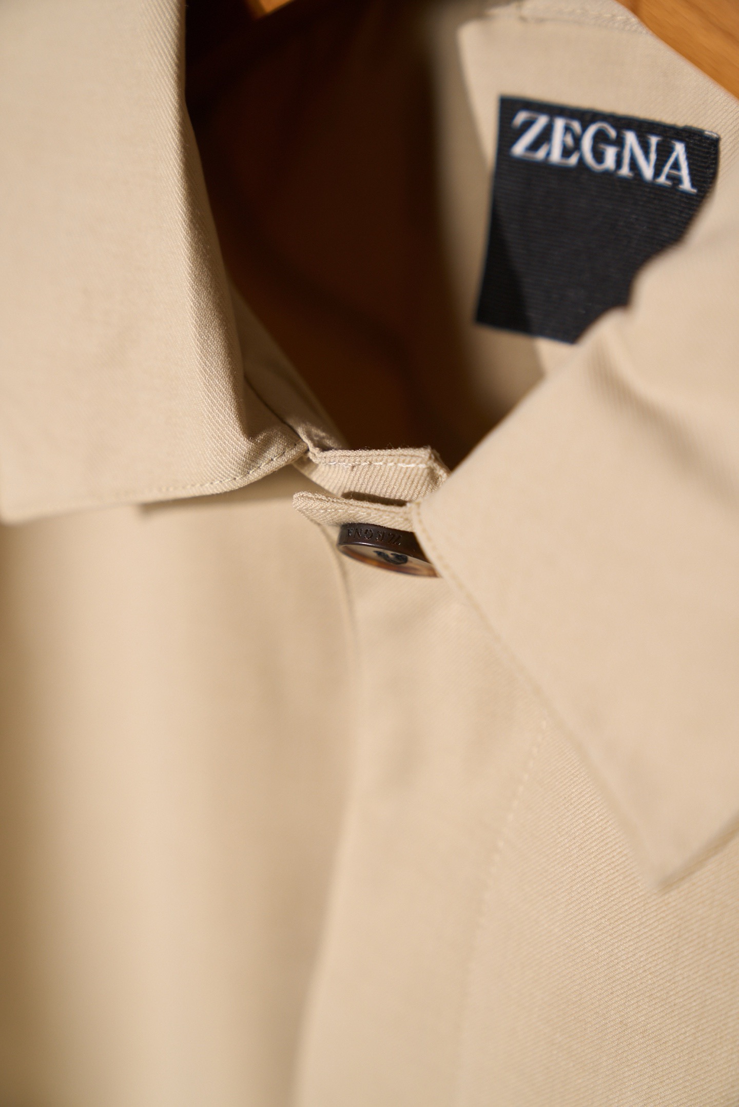 New# 🟥ZEGNA 杰家 新款来袭！精简主义者的抗皱，商务通勤一键体面 羊毛翻领夹克外套。 采用利落短款翻领剪裁，无