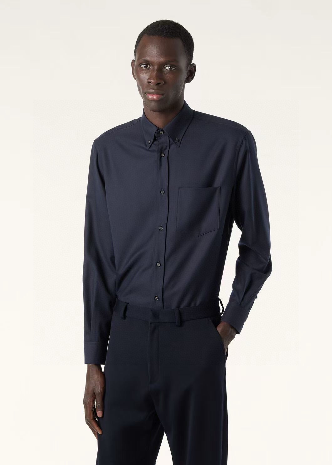 NO:954447,.New# LP Old Money Style Men's Collar-Button Wool Men's Shirt, sold through trading company channels, in perfect condition, pure bloodline quality, wool blended cotton regular fit shirt, 'Gift of the King' series, it is the right choice to choose him! The typical Italian style fashion is very sophisticated in terms of fabric selection and craftsmanship, which is very consistent with LP's aesthetic tone, low-key and luxurious, elegant and noble, every detail is a testament to the brand's own high-end sense! The fabrics and shell buttons used are all imported heavyweight Turkish wool fabrics, which are custom-woven and dyed in the old-fashioned Italian workshops. The texture is fine and soft, full of cotton, and the experience is excellent! The details are also excellent, with a small business feel. There is no itching when wearing it, giving people an elegant and comfortable wearing experience! Color Gray Blue Size S-3XL (38-43) Must smash the pot,,loro piana,shirts,19860909.New# LP 老钱风 男士领扣羊毛男士衬衫,贸易公司渠道货,品相完美如斯,纯正血统品质,羊毛混纺綿常规版型衬衫,国王的礼物”系列,选他是正确的！颇具意大利典型风格的时装,在面料选取和工艺方面都相当考究,极符合LP美学基调,低调且奢华,优雅且高贵,每一个细节都在力证品牌自身的高级感！ 采用的面料和贝壳纽扣都是进口重磅土耳其进口羊毛面料,意大利本土老牌工坊成衣工序定织定染,肌理细腻柔软,棉感十足,体验感极佳！ 在细节方面亦是非常出色,小商务感.穿着时与皮肤接触无刺痒感,给人以高雅舒适的穿着体验！简单利落的剪裁更能突显出细节的亮点. 颜色灰色 蓝色 码数S-3XL（38-43） 必须砸锅,,loro piana,shirts,,Men's clothing