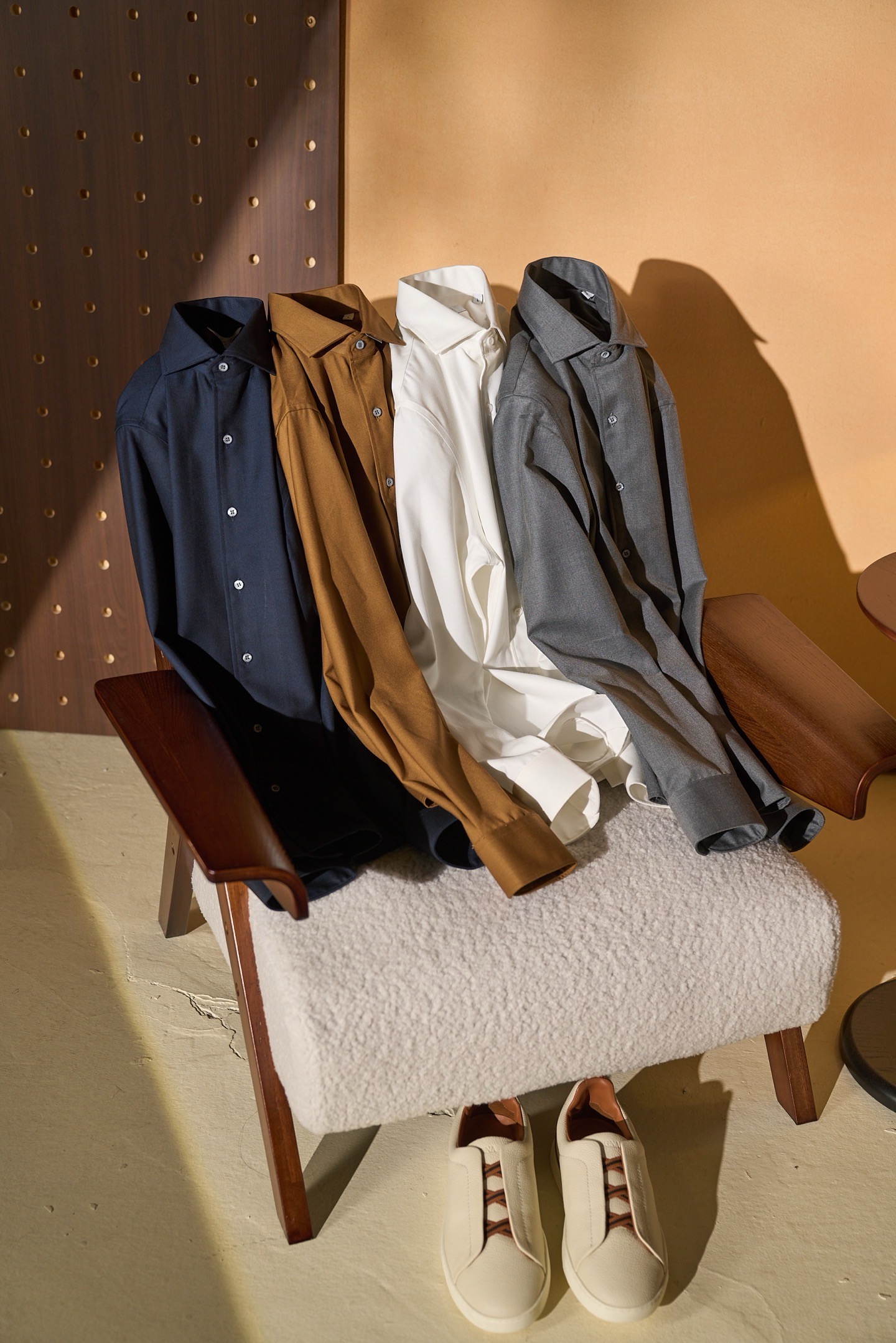 NO:958073,.New# LP wardrobe essential series 'Wool blended cotton regular fit shirt, a gift from the king' series, you are right to choose him! Multicolor Windsor collar wool blend fabric business long-sleeved shirt. Top platinum level product, only made from brands with low-profile hems. This shirt is made of cotton and wool blend fabrics. Its soft touch and luxurious texture complement each other. It is a must-have item for your wardrobe. It is ideal whether paired with branded cashmere or virgin wool trousers, adding a touch of exquisite casualness to the overall look. The blending of selected wool and other fibers not only retains the softness, delicacy and warmth of cashmere, but also enhances the durability and wrinkle resistance of the fabric. Wool is known as 'soft gold', and its unique fiber structure makes the blended shirt have excellent warmth retention and comfort. It feels soft, and the wool blended shirt feels soft and waxy, and does not feel itchy when in contact with the skin, giving an elegant and comfortable wearing experience! Color Blue Gray Khaki White Size S-3XL (38-43) Must smash,,loro piana,shirts,gold,19860909.New# LP 衣橱必备系列”羊毛混纺綿常规版型衬衫,国王的礼物”系列,选他是正确的！多色温莎领羊毛混纺面料商务长袖衬衫 顶尖白金级臻品,仅用下摆低调的品牌,这款衬衫采棉和羊毛混纺面料制作而成,柔软的触感和奢华质感相得益彰,是您衣橱的必备单品,无论搭配品牌羊绒或是初剪羊毛裤装都是理想之选,为整体造型增添一抹精致的随意感. 精选羊毛与其他纤维的混纺,既保留了羊绒的柔软、细腻和保暖性,又增强了面料的耐用性和抗皱性.羊毛被誉为“软黄金”,其独特的纤维结构使得混纺衬衣具有出色的保暖性能和舒适度. 手感柔软,羊毛混纺衬衣触感柔软滑糯,穿着时与皮肤接触无刺痒感,给人以高雅舒适的穿着体验！ 颜色蓝色 灰色 卡其 白色 码数S-3XL (38-43) 必须砸锅,,loro piana,shirts,gold,,Men's clothing