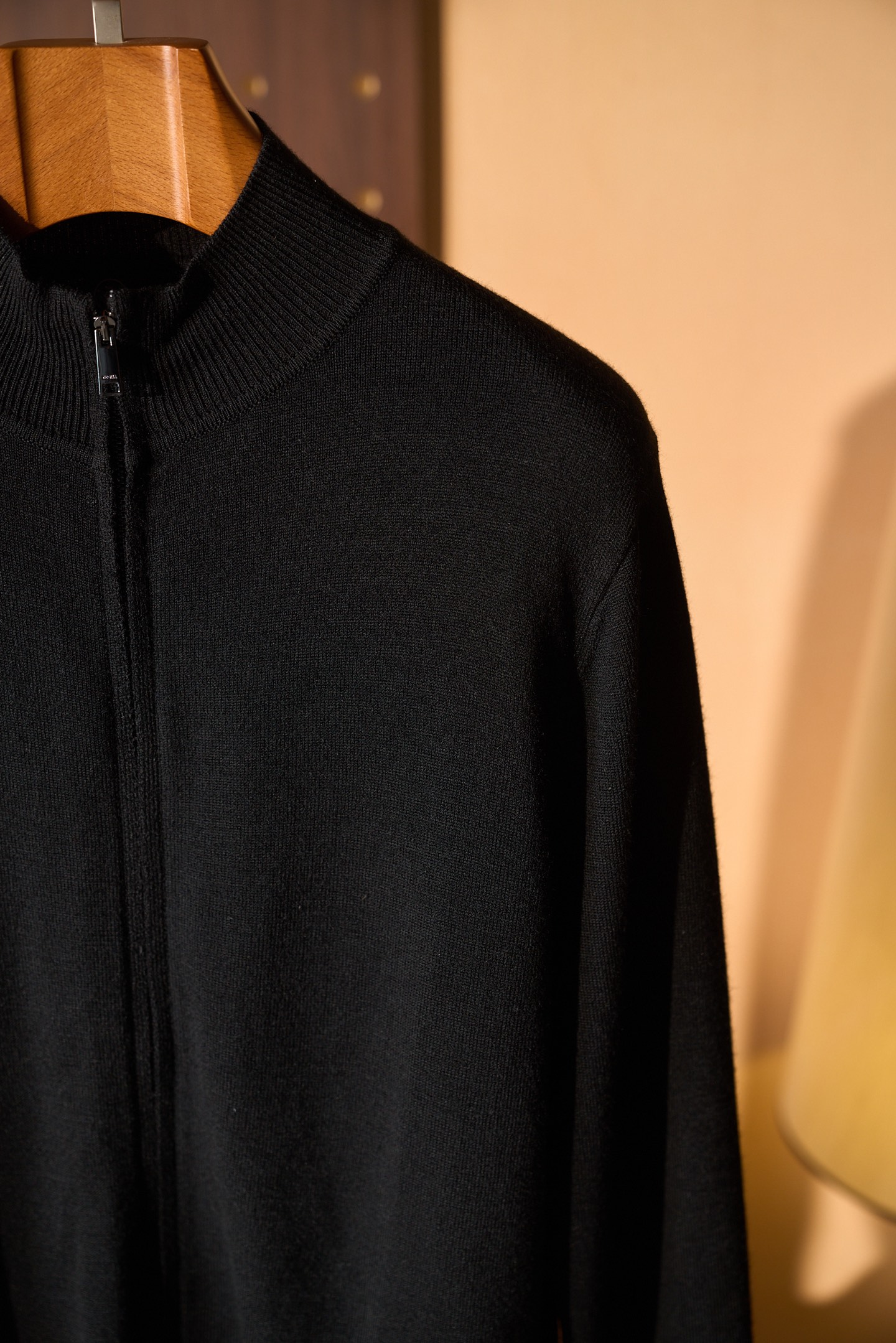 New# 🟥Zegna 杰尼亚 甄选硬朗男士羊毛拉链开衫，100%羊毛面料轻盈蓬松，带来无与伦比的亲肤触感，就像被一缕暖