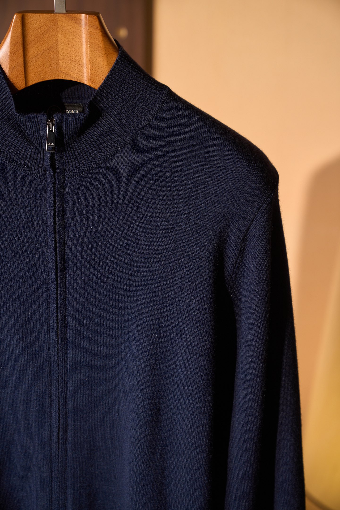 New# 🟥Zegna 杰尼亚 甄选硬朗男士羊毛拉链开衫，100%羊毛面料轻盈蓬松，带来无与伦比的亲肤触感，就像被一缕暖
