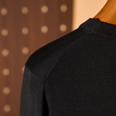 New# 🟥Loro Pian 诺悠-翩雅经典圆领羊毛衫,在男士高端针织服饰领域,这款羊毛衫更是品牌精湛工艺与卓越品质的 New# 🟥Loro Pian 诺悠-翩雅经典圆领羊毛衫,在男士高端针织服饰领域,这款羊毛衫更是品牌精湛工艺与卓越品质的