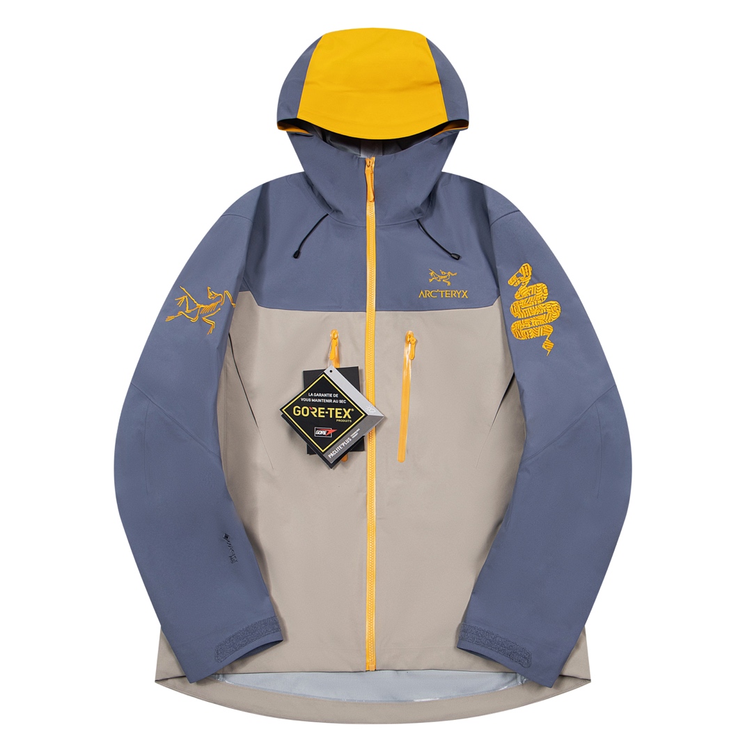 NO:121717,ARC Archaeopteryx Snake Year Limited Shock Clothes!  The original version is one to one, the details determine success or failure, the highest version in the market is different from the market currency, and welcome to compare samples!  !  !  - Arcteryx Alpha sv LNY Snake Year Limited. Every Sunday, Archaeopteryx will use the twelve zodiac signs as the idea of ​​a joint new year limited edition. This year is no exception. The chest logo of this year is the gold label. The snake pattern on the sleeves is also eye-catching. The hat is also a snake scale. The color of the whole dress is golden-dark blue-brown. The overall design looks very bright and the color combination is also very good!  - Alpha SV JACKET Hard Shell Limited Alpha SV JACKET is decorated with snake-shaped patterns on the cuffs and inner pockets, - The edges of the limited hat are also dotted with snake scale printing design. The tough spirit represented by snake 