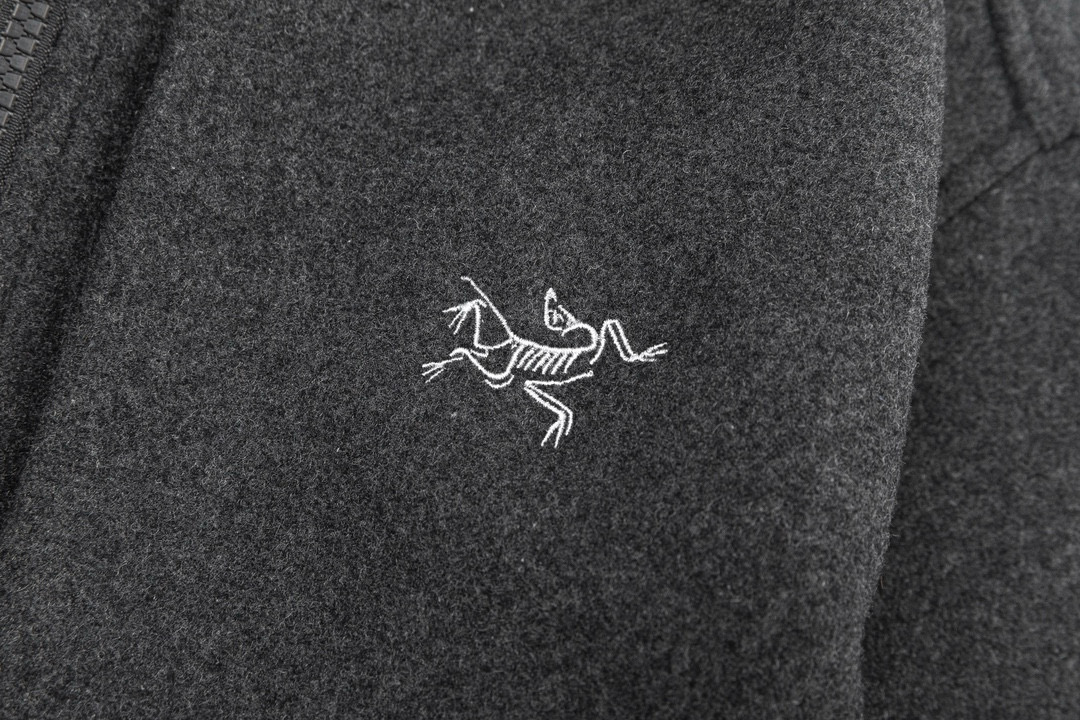 P280
ARC'TERYX# 始祖鸟Sawyer Wool Hoody刺绣小标识羊毛外套软壳夹克连帽防风冲锋衣
这款SAWYER WOOL 夹克采用轻薄耐磨的羊毛软壳面料 羊毛涤纶双织布经 DWR(持久防水)处理
面料防风而透气 感觉舒适 具有弹性纤维的双向弹性 轻薄而耐磨 其面料防风挡雨 富有质感的底面保暖舒适 在各种天气活动和活动强度中能吸湿排汗 立体修身剪裁 增加高强度活动的透气性灵活性 高性能 轻量而耐倍加舒适 无闷热感 透气性超强
高度复刻 绝对是一款不可多得的好软壳衣 各处针脚加固了好几股 每一处都是整齐紧密 追求高端与奢华的风范 手感极佳 上身舒服又透气