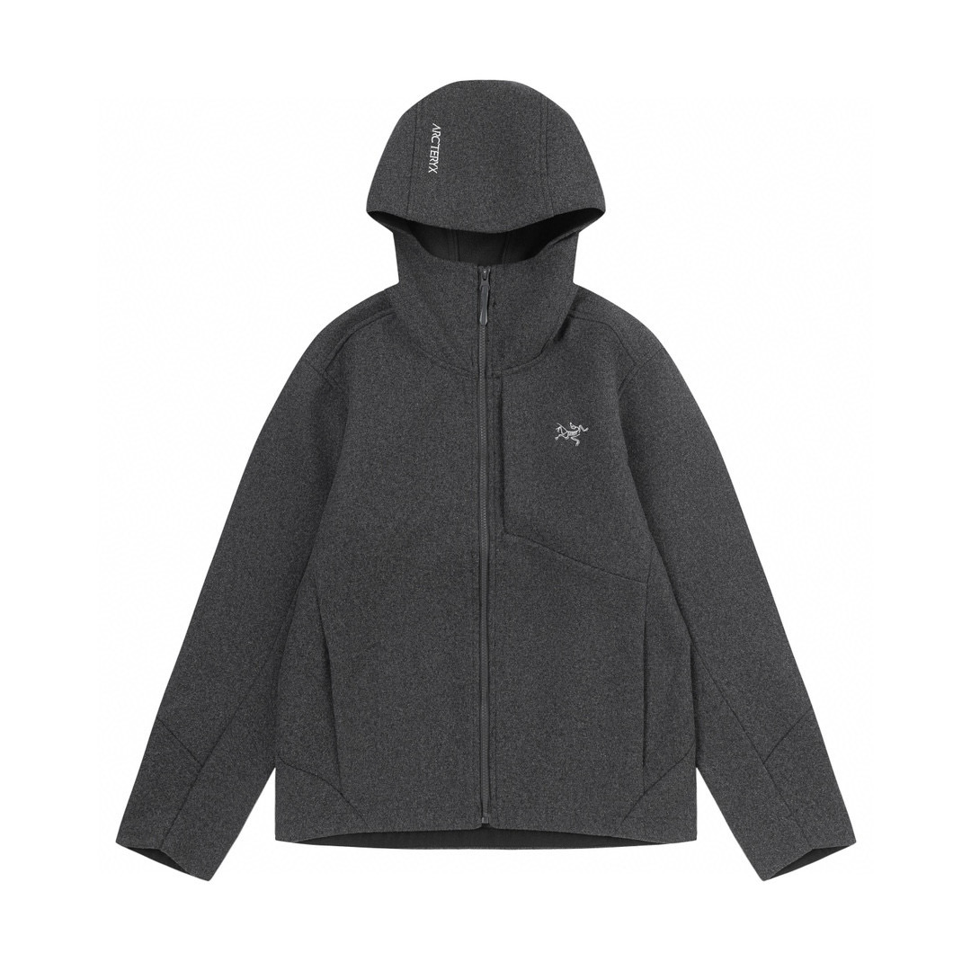 P280
ARC'TERYX# 始祖鸟Sawyer Wool Hoody刺绣小标识羊毛外套软壳夹克连帽防风冲锋衣
这款SAWYER WOOL 夹克采用轻薄耐磨的羊毛软壳面料 羊毛涤纶双织布经 DWR(持久防水)处理
面料防风而透气 感觉舒适 具有弹性纤维的双向弹性 轻薄而耐磨 其面料防风挡雨 富有质感的底面保暖舒适 在各种天气活动和活动强度中能吸湿排汗 立体修身剪裁 增加高强度活动的透气性灵活性 高性能 轻量而耐倍加舒适 无闷热感 透气性超强
高度复刻 绝对是一款不可多得的好软壳衣 各处针脚加固了好几股 每一处都是整齐紧密 追求高端与奢华的风范 手感极佳 上身舒服又透气