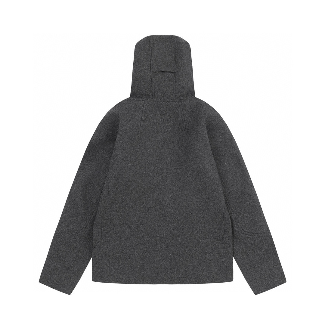 P280
ARC'TERYX# 始祖鸟Sawyer Wool Hoody刺绣小标识羊毛外套软壳夹克连帽防风冲锋衣
这款SAWYER WOOL 夹克采用轻薄耐磨的羊毛软壳面料 羊毛涤纶双织布经 DWR(持久防水)处理
面料防风而透气 感觉舒适 具有弹性纤维的双向弹性 轻薄而耐磨 其面料防风挡雨 富有质感的底面保暖舒适 在各种天气活动和活动强度中能吸湿排汗 立体修身剪裁 增加高强度活动的透气性灵活性 高性能 轻量而耐倍加舒适 无闷热感 透气性超强
高度复刻 绝对是一款不可多得的好软壳衣 各处针脚加固了好几股 每一处都是整齐紧密 追求高端与奢华的风范 手感极佳 上身舒服又透气