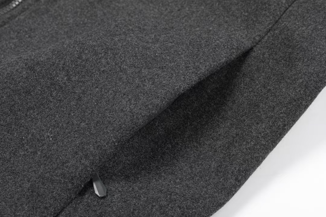 P280
ARC'TERYX# 始祖鸟Sawyer Wool Hoody刺绣小标识羊毛外套软壳夹克连帽防风冲锋衣
这款SAWYER WOOL 夹克采用轻薄耐磨的羊毛软壳面料 羊毛涤纶双织布经 DWR(持久防水)处理
面料防风而透气 感觉舒适 具有弹性纤维的双向弹性 轻薄而耐磨 其面料防风挡雨 富有质感的底面保暖舒适 在各种天气活动和活动强度中能吸湿排汗 立体修身剪裁 增加高强度活动的透气性灵活性 高性能 轻量而耐倍加舒适 无闷热感 透气性超强
高度复刻 绝对是一款不可多得的好软壳衣 各处针脚加固了好几股 每一处都是整齐紧密 追求高端与奢华的风范 手感极佳 上身舒服又透气
