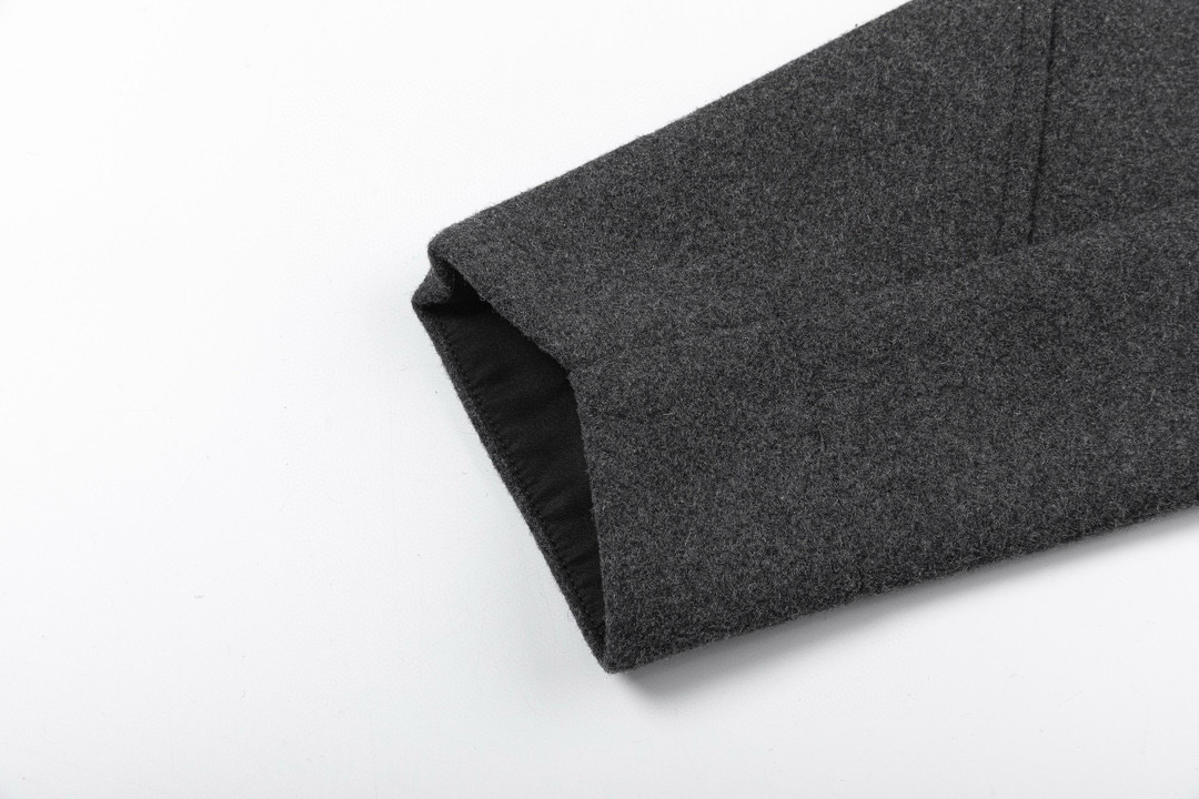 P280
ARC'TERYX# 始祖鸟Sawyer Wool Hoody刺绣小标识羊毛外套软壳夹克连帽防风冲锋衣
这款SAWYER WOOL 夹克采用轻薄耐磨的羊毛软壳面料 羊毛涤纶双织布经 DWR(持久防水)处理
面料防风而透气 感觉舒适 具有弹性纤维的双向弹性 轻薄而耐磨 其面料防风挡雨 富有质感的底面保暖舒适 在各种天气活动和活动强度中能吸湿排汗 立体修身剪裁 增加高强度活动的透气性灵活性 高性能 轻量而耐倍加舒适 无闷热感 透气性超强
高度复刻 绝对是一款不可多得的好软壳衣 各处针脚加固了好几股 每一处都是整齐紧密 追求高端与奢华的风范 手感极佳 上身舒服又透气