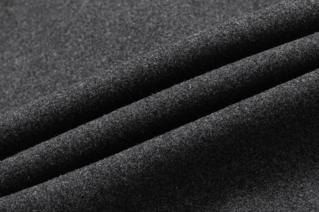 P280
ARC'TERYX# 始祖鸟Sawyer Wool Hoody刺绣小标识羊毛外套软壳夹克连帽防风冲锋衣
这款SAWYER WOOL 夹克采用轻薄耐磨的羊毛软壳面料 羊毛涤纶双织布经 DWR(持久防水)处理
面料防风而透气 感觉舒适 具有弹性纤维的双向弹性 轻薄而耐磨 其面料防风挡雨 富有质感的底面保暖舒适 在各种天气活动和活动强度中能吸湿排汗 立体修身剪裁 增加高强度活动的透气性灵活性 高性能 轻量而耐倍加舒适 无闷热感 透气性超强
高度复刻 绝对是一款不可多得的好软壳衣 各处针脚加固了好几股 每一处都是整齐紧密 追求高端与奢华的风范 手感极佳 上身舒服又透气