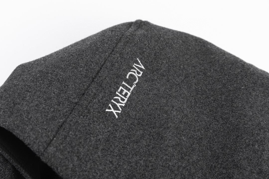 P280
ARC'TERYX# 始祖鸟Sawyer Wool Hoody刺绣小标识羊毛外套软壳夹克连帽防风冲锋衣
这款SAWYER WOOL 夹克采用轻薄耐磨的羊毛软壳面料 羊毛涤纶双织布经 DWR(持久防水)处理
面料防风而透气 感觉舒适 具有弹性纤维的双向弹性 轻薄而耐磨 其面料防风挡雨 富有质感的底面保暖舒适 在各种天气活动和活动强度中能吸湿排汗 立体修身剪裁 增加高强度活动的透气性灵活性 高性能 轻量而耐倍加舒适 无闷热感 透气性超强
高度复刻 绝对是一款不可多得的好软壳衣 各处针脚加固了好几股 每一处都是整齐紧密 追求高端与奢华的风范 手感极佳 上身舒服又透气