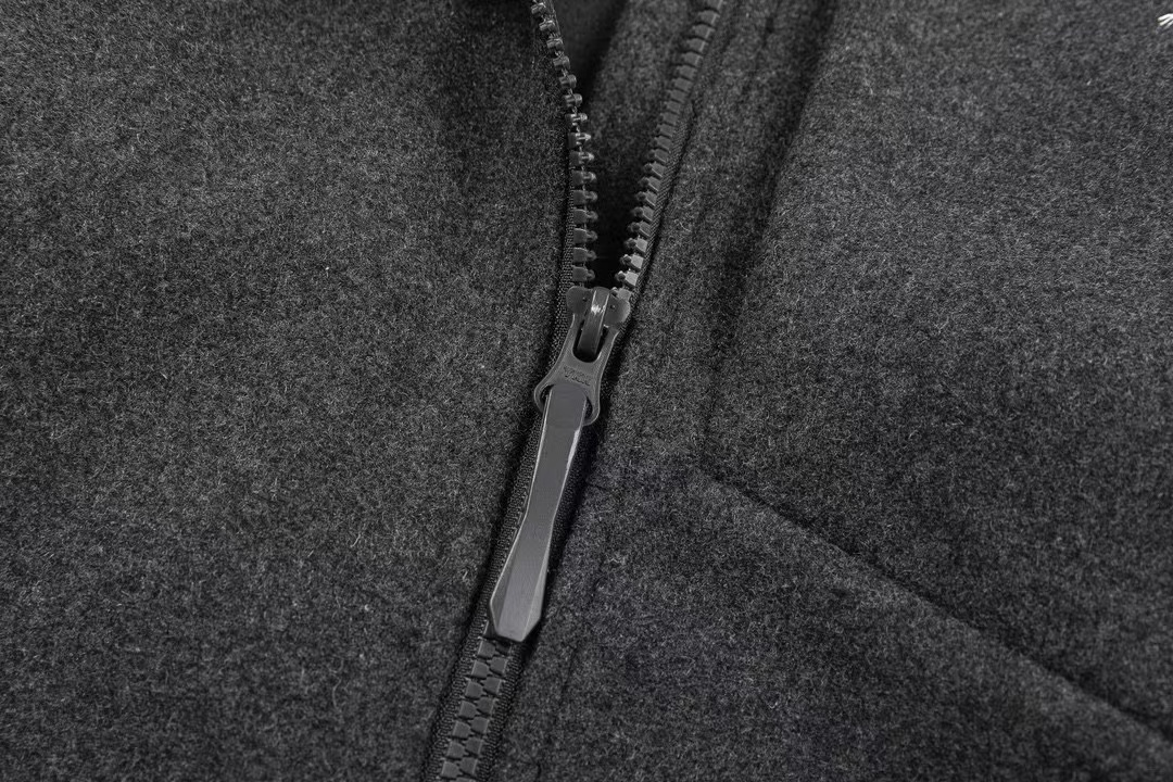 P280
ARC'TERYX# 始祖鸟Sawyer Wool Hoody刺绣小标识羊毛外套软壳夹克连帽防风冲锋衣
这款SAWYER WOOL 夹克采用轻薄耐磨的羊毛软壳面料 羊毛涤纶双织布经 DWR(持久防水)处理
面料防风而透气 感觉舒适 具有弹性纤维的双向弹性 轻薄而耐磨 其面料防风挡雨 富有质感的底面保暖舒适 在各种天气活动和活动强度中能吸湿排汗 立体修身剪裁 增加高强度活动的透气性灵活性 高性能 轻量而耐倍加舒适 无闷热感 透气性超强
高度复刻 绝对是一款不可多得的好软壳衣 各处针脚加固了好几股 每一处都是整齐紧密 追求高端与奢华的风范 手感极佳 上身舒服又透气