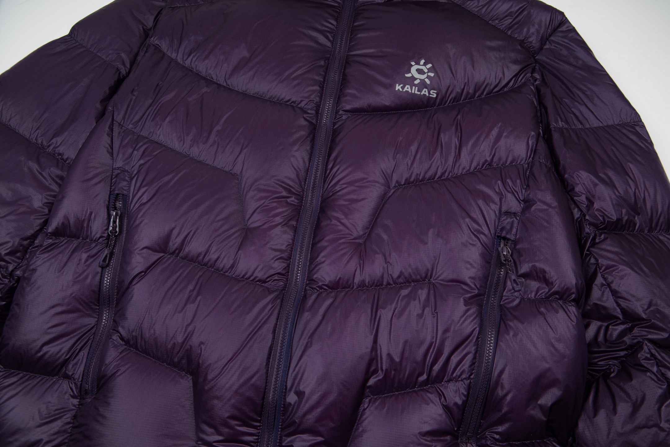 p465
KAILAS凯乐石5000GT雪山羽绒服情侣冬季新款1000蓬鹅绒保暖轻量外套
凯乐石 5000GT25最新款 注意甄别 我家是2025版 最新版 市场货均为去年款式 细节可以体现
1.填充:采用 1000 蓬95%拒水鹅绒填充。
2.拒水羽绒特性更是让它在风雪交加的环境中依旧保持出色蓬松度,保暖性能持久在线,为你在高海拔区域提供持续暖意。
3.极致轻量,减负探索之路,450G零感般轻量
4.面料:无胆布锁绒工艺,7D尼龙66防风防泼水。
现货:天池蓝 玄幽紫 苍月蓝 玄铁黑
预售:暗泉绿 玉雪粉(10天)
尺码:S M L XL XXL最大穿到200斤左右