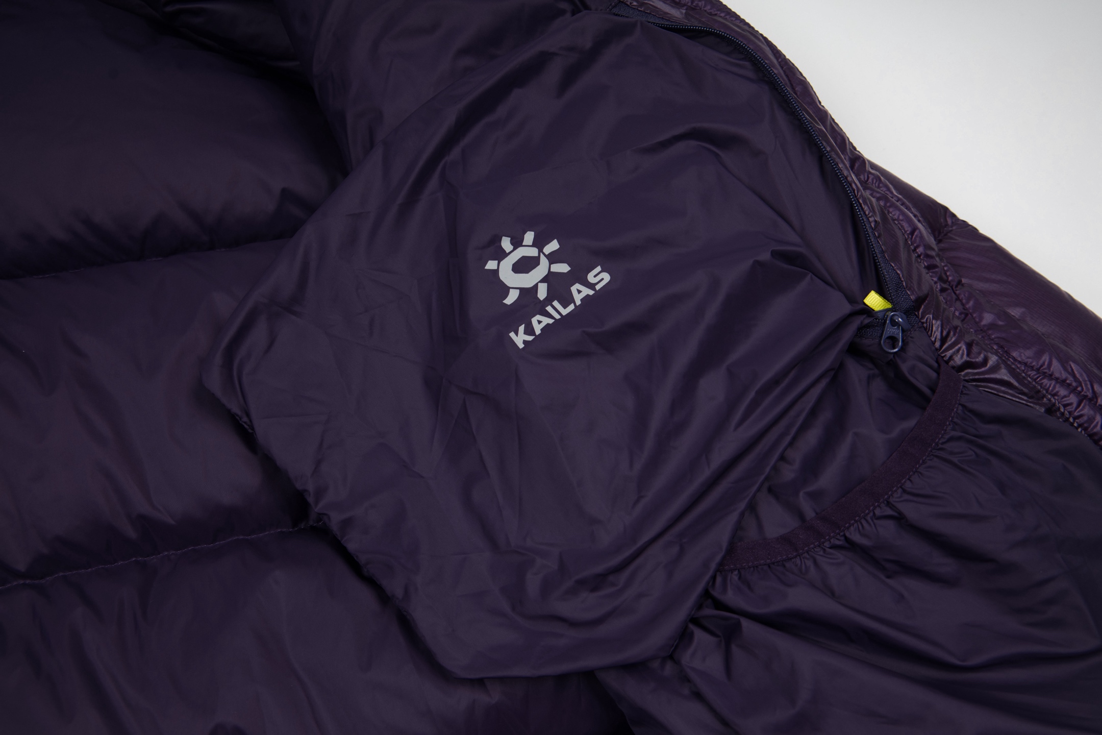 p465
KAILAS凯乐石5000GT雪山羽绒服情侣冬季新款1000蓬鹅绒保暖轻量外套
凯乐石 5000GT25最新款 注意甄别 我家是2025版 最新版 市场货均为去年款式 细节可以体现
1.填充:采用 1000 蓬95%拒水鹅绒填充。
2.拒水羽绒特性更是让它在风雪交加的环境中依旧保持出色蓬松度,保暖性能持久在线,为你在高海拔区域提供持续暖意。
3.极致轻量,减负探索之路,450G零感般轻量
4.面料:无胆布锁绒工艺,7D尼龙66防风防泼水。
现货:天池蓝 玄幽紫 苍月蓝 玄铁黑
预售:暗泉绿 玉雪粉(10天)
尺码:S M L XL XXL最大穿到200斤左右