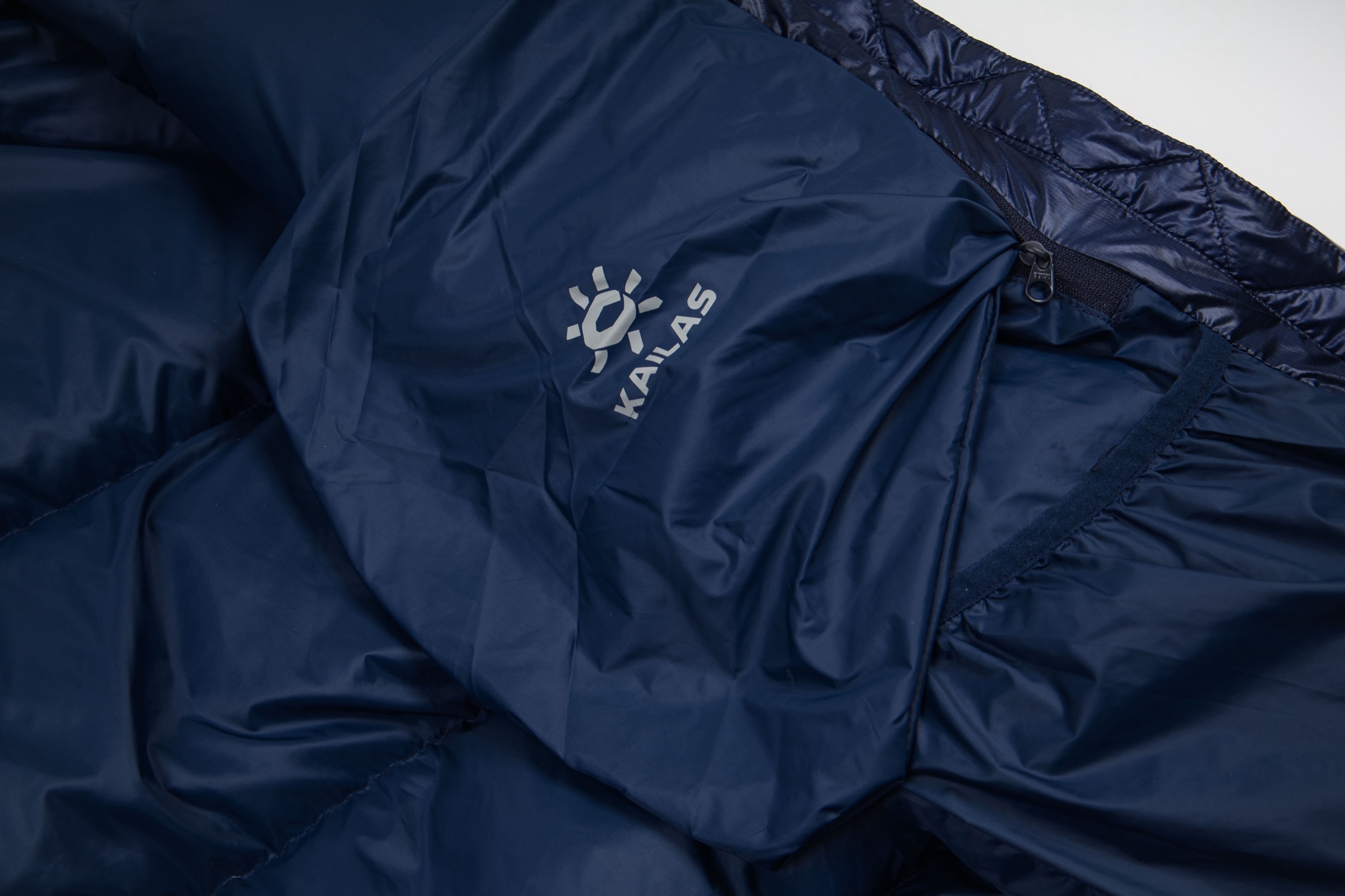 p465
KAILAS凯乐石5000GT雪山羽绒服情侣冬季新款1000蓬鹅绒保暖轻量外套
凯乐石 5000GT25最新款 注意甄别 我家是2025版 最新版 市场货均为去年款式 细节可以体现
1.填充:采用 1000 蓬95%拒水鹅绒填充。
2.拒水羽绒特性更是让它在风雪交加的环境中依旧保持出色蓬松度,保暖性能持久在线,为你在高海拔区域提供持续暖意。
3.极致轻量,减负探索之路,450G零感般轻量
4.面料:无胆布锁绒工艺,7D尼龙66防风防泼水。
现货:天池蓝 玄幽紫 苍月蓝 玄铁黑
预售:暗泉绿 玉雪粉(10天)
尺码:S M L XL XXL最大穿到200斤左右
