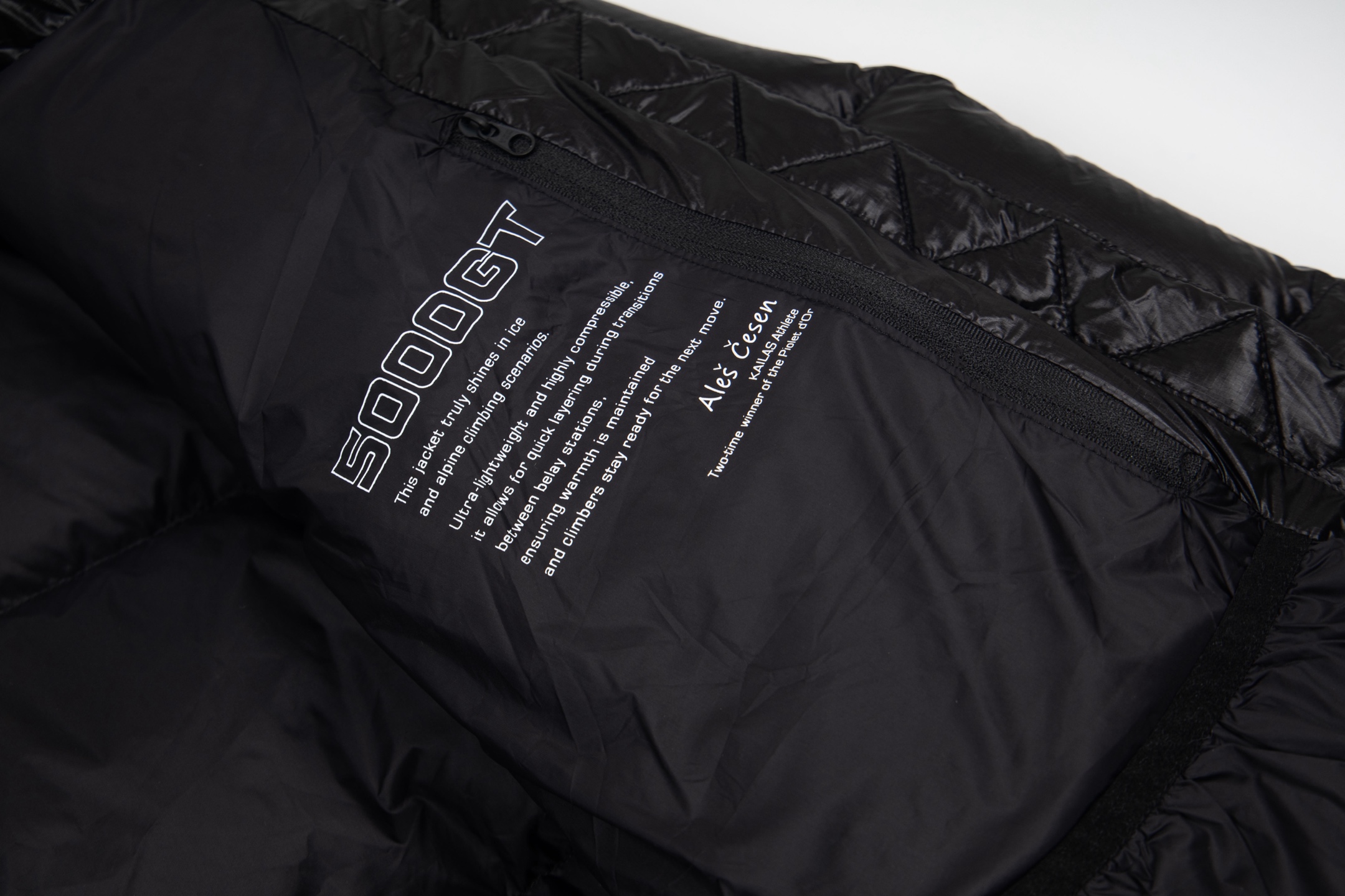 p465
KAILAS凯乐石5000GT雪山羽绒服情侣冬季新款1000蓬鹅绒保暖轻量外套
凯乐石 5000GT25最新款 注意甄别 我家是2025版 最新版 市场货均为去年款式 细节可以体现
1.填充:采用 1000 蓬95%拒水鹅绒填充。
2.拒水羽绒特性更是让它在风雪交加的环境中依旧保持出色蓬松度,保暖性能持久在线,为你在高海拔区域提供持续暖意。
3.极致轻量,减负探索之路,450G零感般轻量
4.面料:无胆布锁绒工艺,7D尼龙66防风防泼水。
现货:天池蓝 玄幽紫 苍月蓝 玄铁黑
预售:暗泉绿 玉雪粉(10天)
尺码:S M L XL XXL最大穿到200斤左右