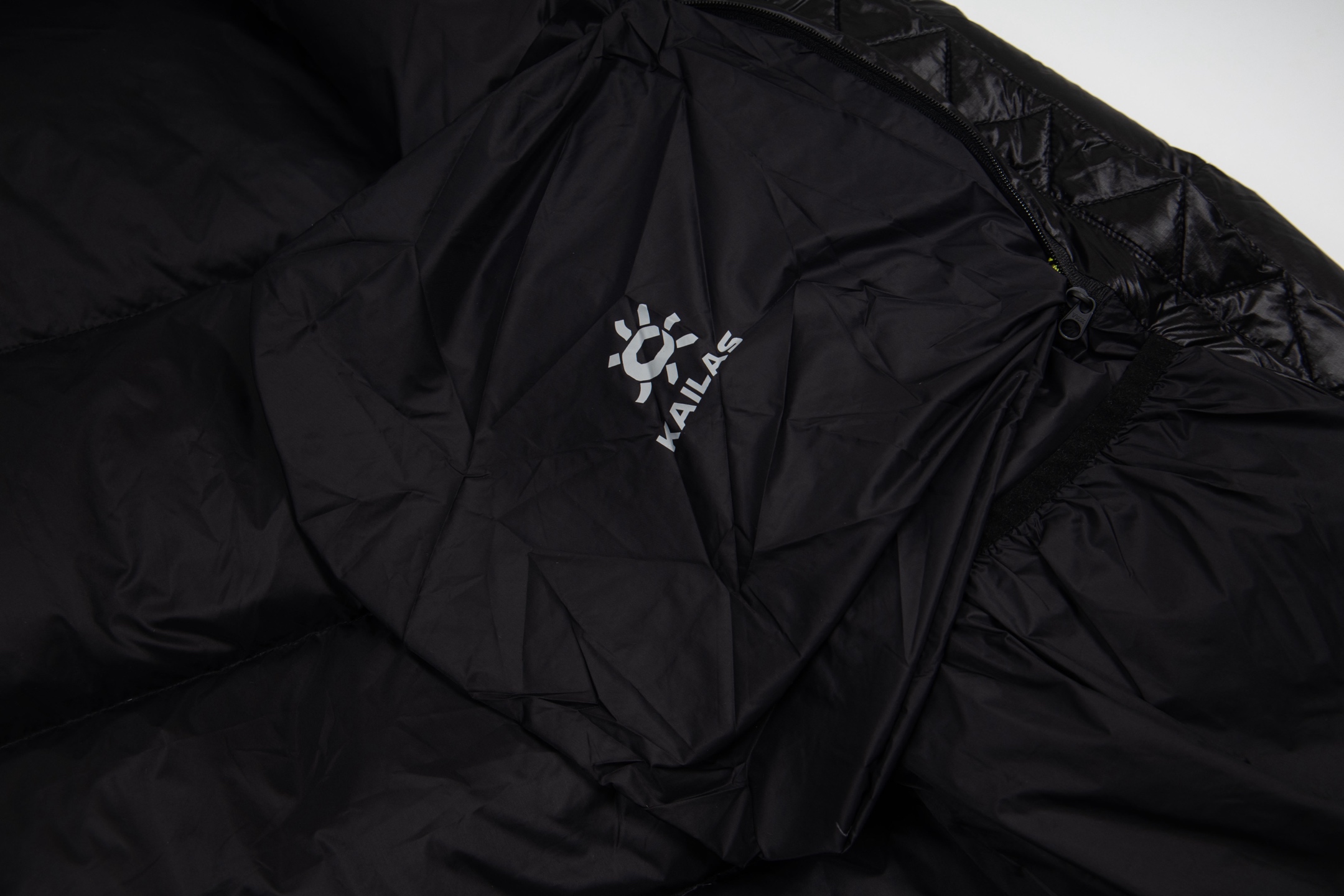 p465
KAILAS凯乐石5000GT雪山羽绒服情侣冬季新款1000蓬鹅绒保暖轻量外套
凯乐石 5000GT25最新款 注意甄别 我家是2025版 最新版 市场货均为去年款式 细节可以体现
1.填充:采用 1000 蓬95%拒水鹅绒填充。
2.拒水羽绒特性更是让它在风雪交加的环境中依旧保持出色蓬松度,保暖性能持久在线,为你在高海拔区域提供持续暖意。
3.极致轻量,减负探索之路,450G零感般轻量
4.面料:无胆布锁绒工艺,7D尼龙66防风防泼水。
现货:天池蓝 玄幽紫 苍月蓝 玄铁黑
预售:暗泉绿 玉雪粉(10天)
尺码:S M L XL XXL最大穿到200斤左右