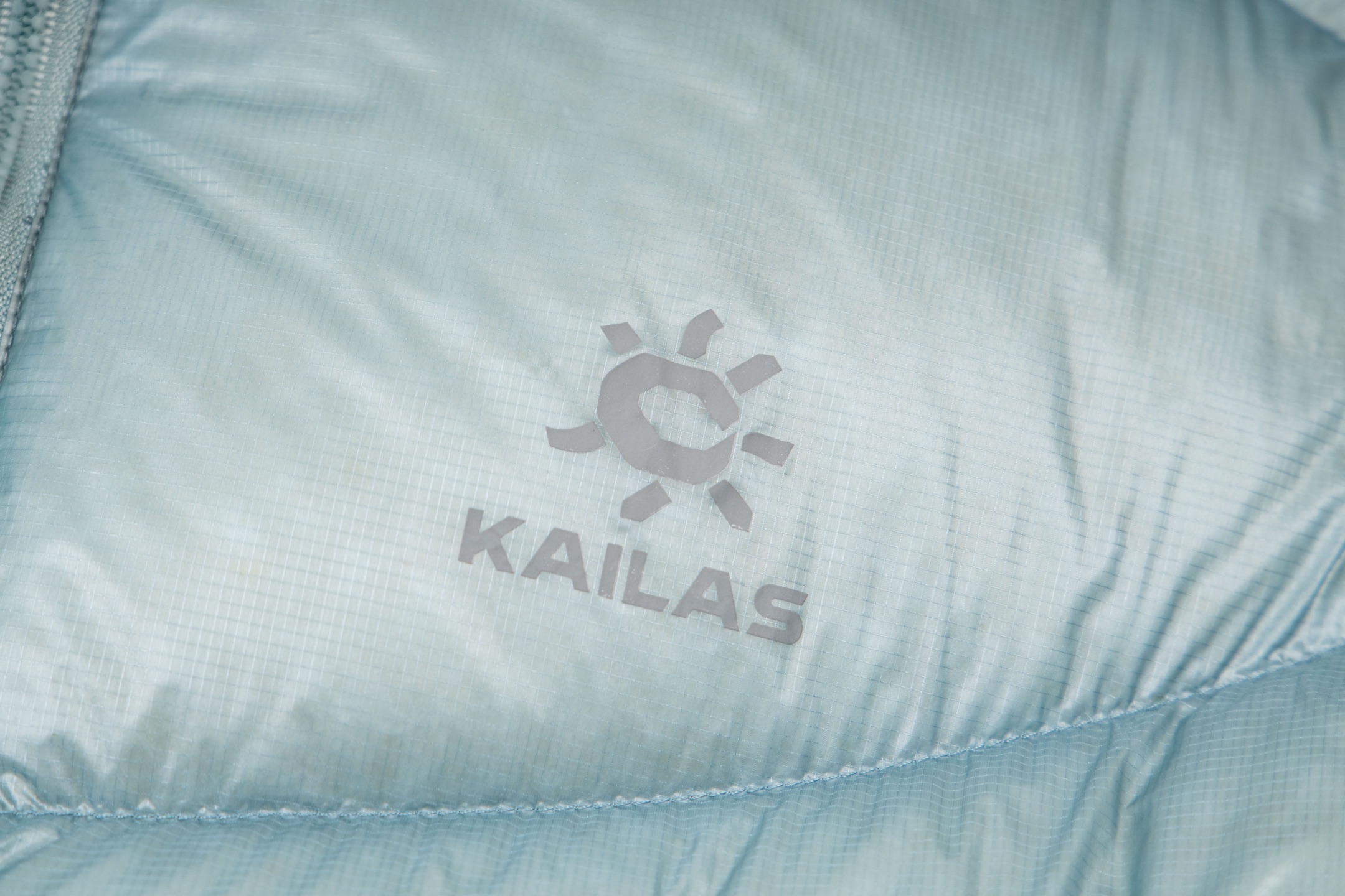 p465
KAILAS凯乐石5000GT雪山羽绒服情侣冬季新款1000蓬鹅绒保暖轻量外套
凯乐石 5000GT25最新款 注意甄别 我家是2025版 最新版 市场货均为去年款式 细节可以体现
1.填充:采用 1000 蓬95%拒水鹅绒填充。
2.拒水羽绒特性更是让它在风雪交加的环境中依旧保持出色蓬松度,保暖性能持久在线,为你在高海拔区域提供持续暖意。
3.极致轻量,减负探索之路,450G零感般轻量
4.面料:无胆布锁绒工艺,7D尼龙66防风防泼水。
现货:天池蓝 玄幽紫 苍月蓝 玄铁黑
预售:暗泉绿 玉雪粉(10天)
尺码:S M L XL XXL最大穿到200斤左右