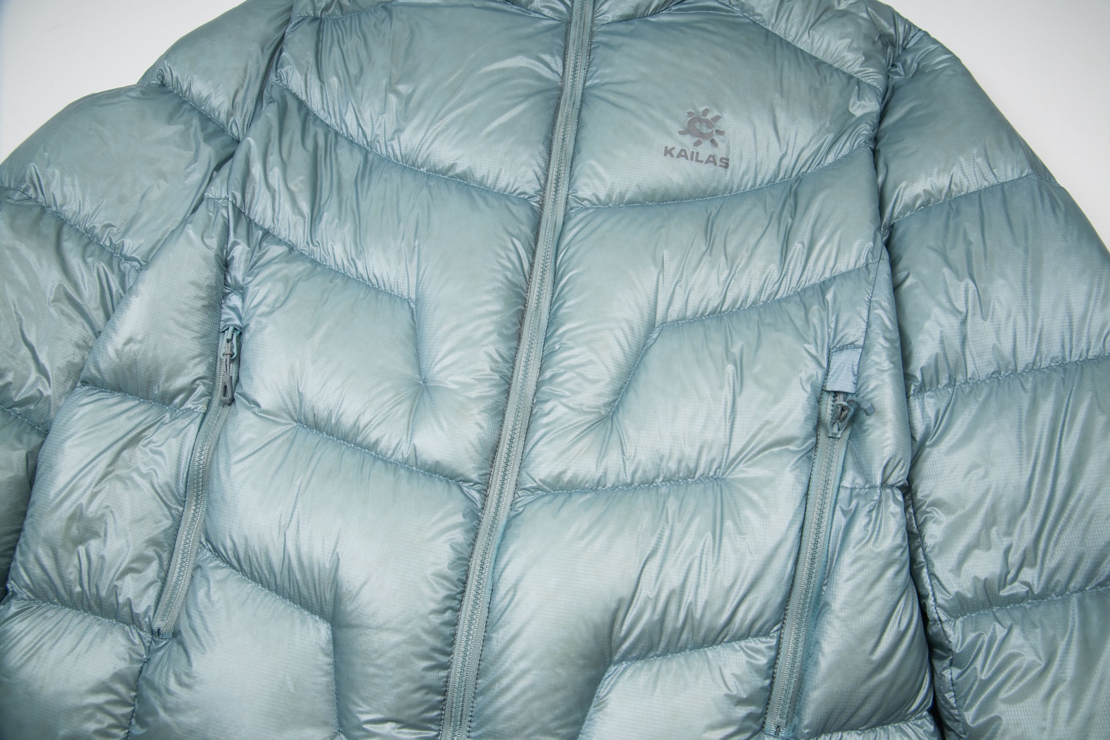 p465
KAILAS凯乐石5000GT雪山羽绒服情侣冬季新款1000蓬鹅绒保暖轻量外套
凯乐石 5000GT25最新款 注意甄别 我家是2025版 最新版 市场货均为去年款式 细节可以体现
1.填充:采用 1000 蓬95%拒水鹅绒填充。
2.拒水羽绒特性更是让它在风雪交加的环境中依旧保持出色蓬松度,保暖性能持久在线,为你在高海拔区域提供持续暖意。
3.极致轻量,减负探索之路,450G零感般轻量
4.面料:无胆布锁绒工艺,7D尼龙66防风防泼水。
现货:天池蓝 玄幽紫 苍月蓝 玄铁黑
预售:暗泉绿 玉雪粉(10天)
尺码:S M L XL XXL最大穿到200斤左右