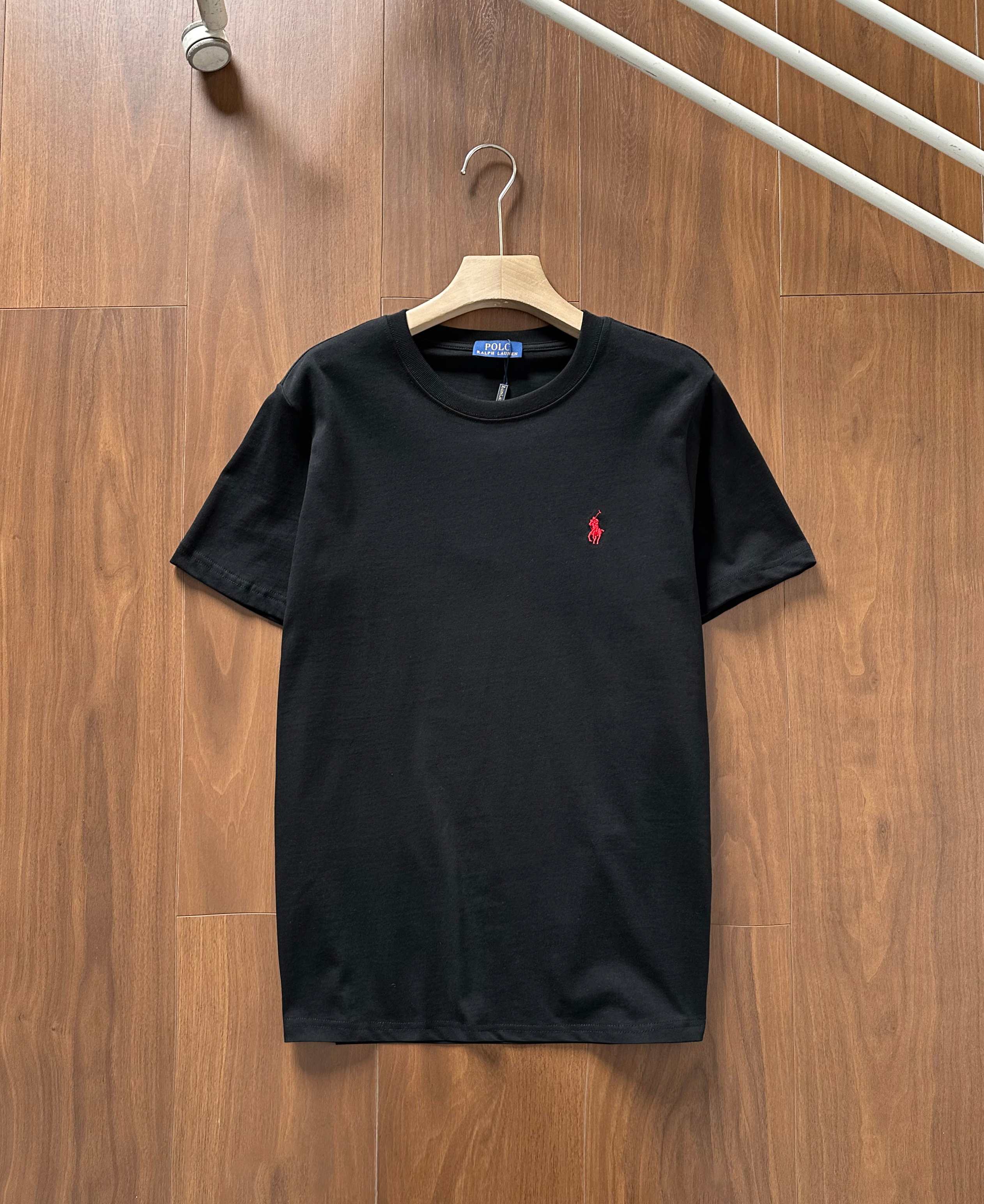 💰80【高品质】Ralph Lauren/拉夫劳伦男款夏纯棉打底圆领短袖T恤 六色上新✔ 高品质首选!全棉双纱平纹面料 柔软舒适 基础百搭!经典款一直很受欢迎!做工细节非常好!!简约圆领短袖T恤是永远的标配 胸前经典品牌刺绣 !颜色很多 满足喜欢不同颜色的客户需求!实物颜色更好看!各大明星同款!配情侣更佳 高品质货质量巨好 纯棉柔软与亲肤 立体设计与剪裁 经典款式时尚不过时!
颜色:黑色 白色 铁灰克莱因蓝 水兰 花灰
尺码 :M-3XL
衣长 胸围 肩宽 袖长
M 67 104 41.5 21
L 69 108 43 21.6
XL 71 112 44.5 22.2
2XL73 116 46 23
3XL 75 120 47 23.8
M可穿95斤-125斤
L可穿125斤-145斤
XL可穿145斤-160斤
2XL可穿160斤-175斤
3XL可穿180斤-200斤