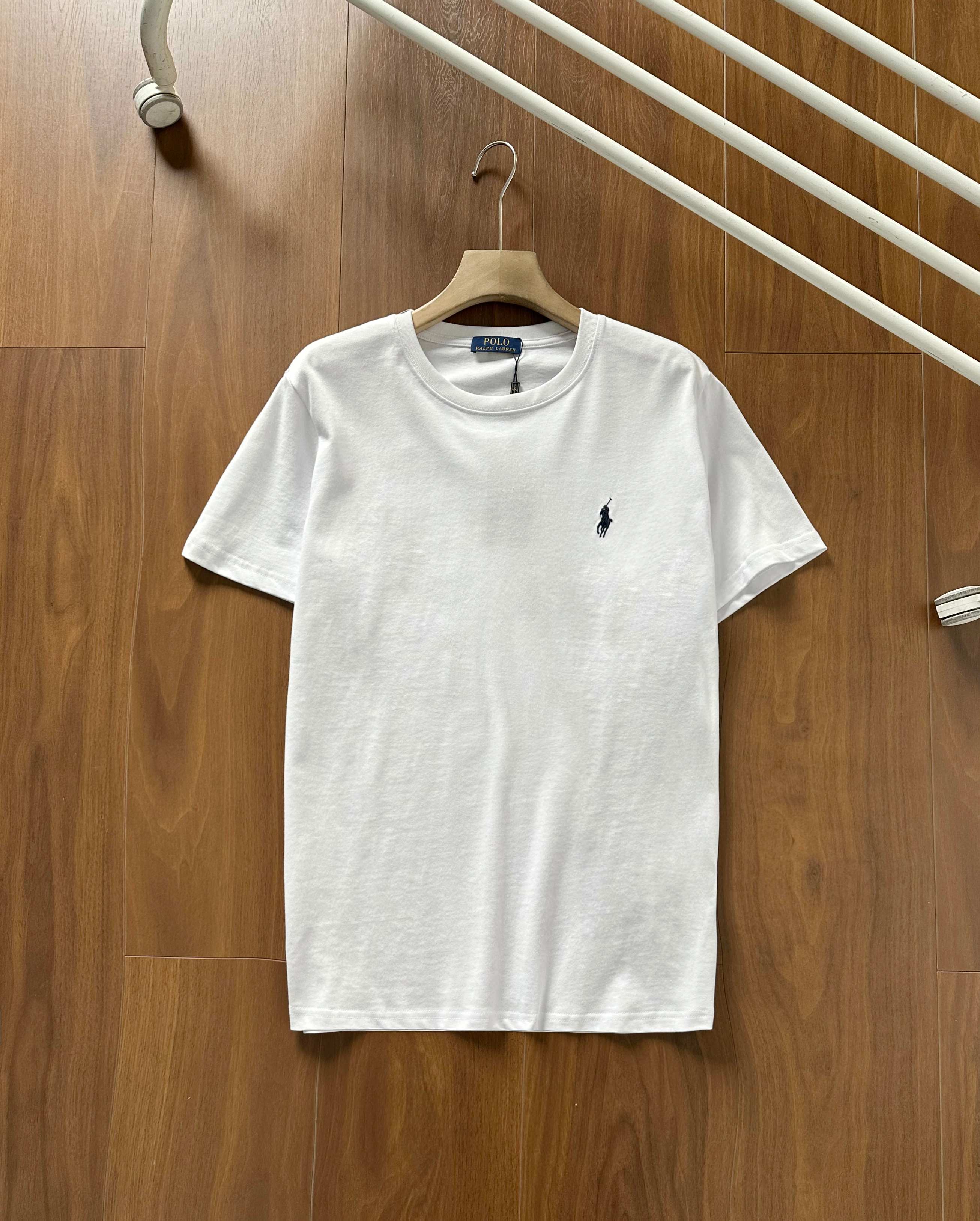 💰80【高品质】Ralph Lauren/拉夫劳伦男款夏纯棉打底圆领短袖T恤 六色上新✔ 高品质首选!全棉双纱平纹面料 柔软舒适 基础百搭!经典款一直很受欢迎!做工细节非常好!!简约圆领短袖T恤是永远的标配 胸前经典品牌刺绣 !颜色很多 满足喜欢不同颜色的客户需求!实物颜色更好看!各大明星同款!配情侣更佳 高品质货质量巨好 纯棉柔软与亲肤 立体设计与剪裁 经典款式时尚不过时!
颜色:黑色 白色 铁灰克莱因蓝 水兰 花灰
尺码 :M-3XL
衣长 胸围 肩宽 袖长
M 67 104 41.5 21
L 69 108 43 21.6
XL 71 112 44.5 22.2
2XL73 116 46 23
3XL 75 120 47 23.8
M可穿95斤-125斤
L可穿125斤-145斤
XL可穿145斤-160斤
2XL可穿160斤-175斤
3XL可穿180斤-200斤